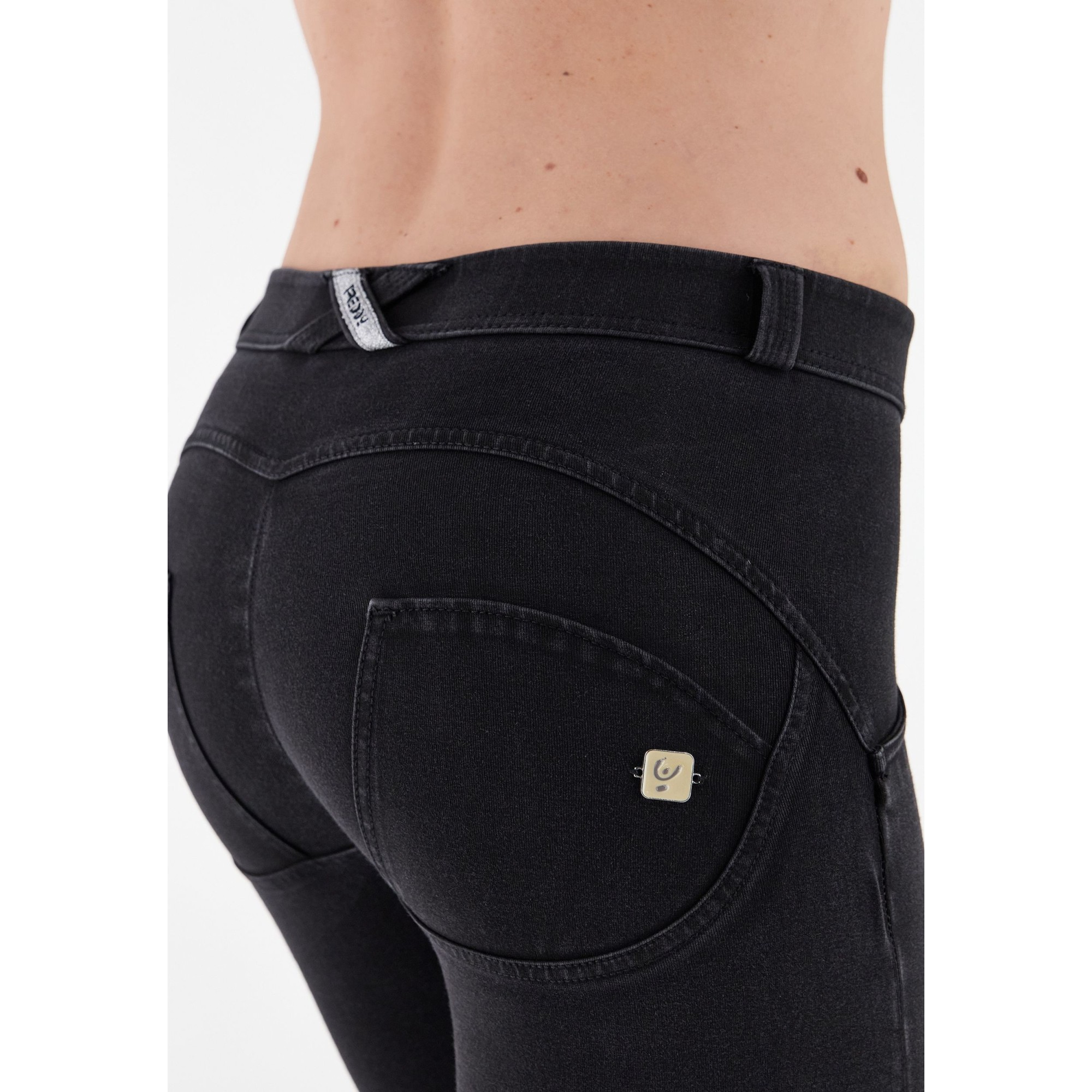 Freddy WR.UP® Damen Push-Up Jeans - 7/8 Regular Waist Skinny - Schwarz - Schwarze Nähte Freddy WR.UP® Damen Push-Up Jeans - 7/8 Regular Waist Skinny - Schwarz - Schwarze Nähte