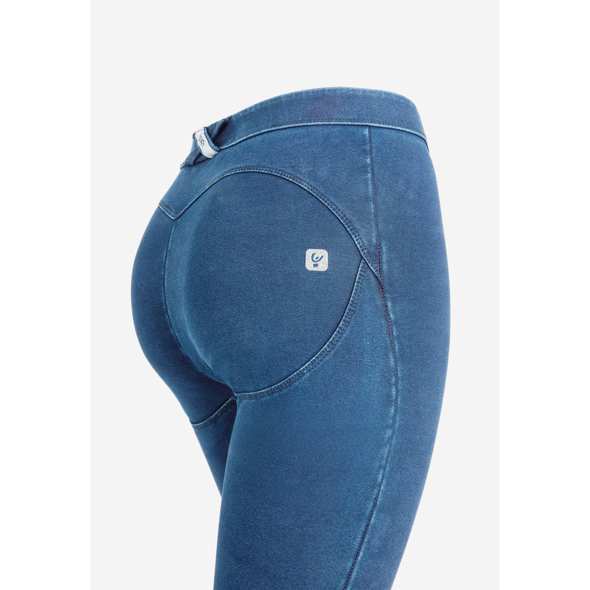 Freddy WR.UP® Core Damen Push-Up Jeans - 7/8 Regular Waist Super Skinny - Denim hell - Blaue Nähte - J4B Freddy WR.UP® Core Damen Push-Up Jeans - 7/8 Regular Waist Super Skinny - Denim hell - Blaue Nähte - J4B
