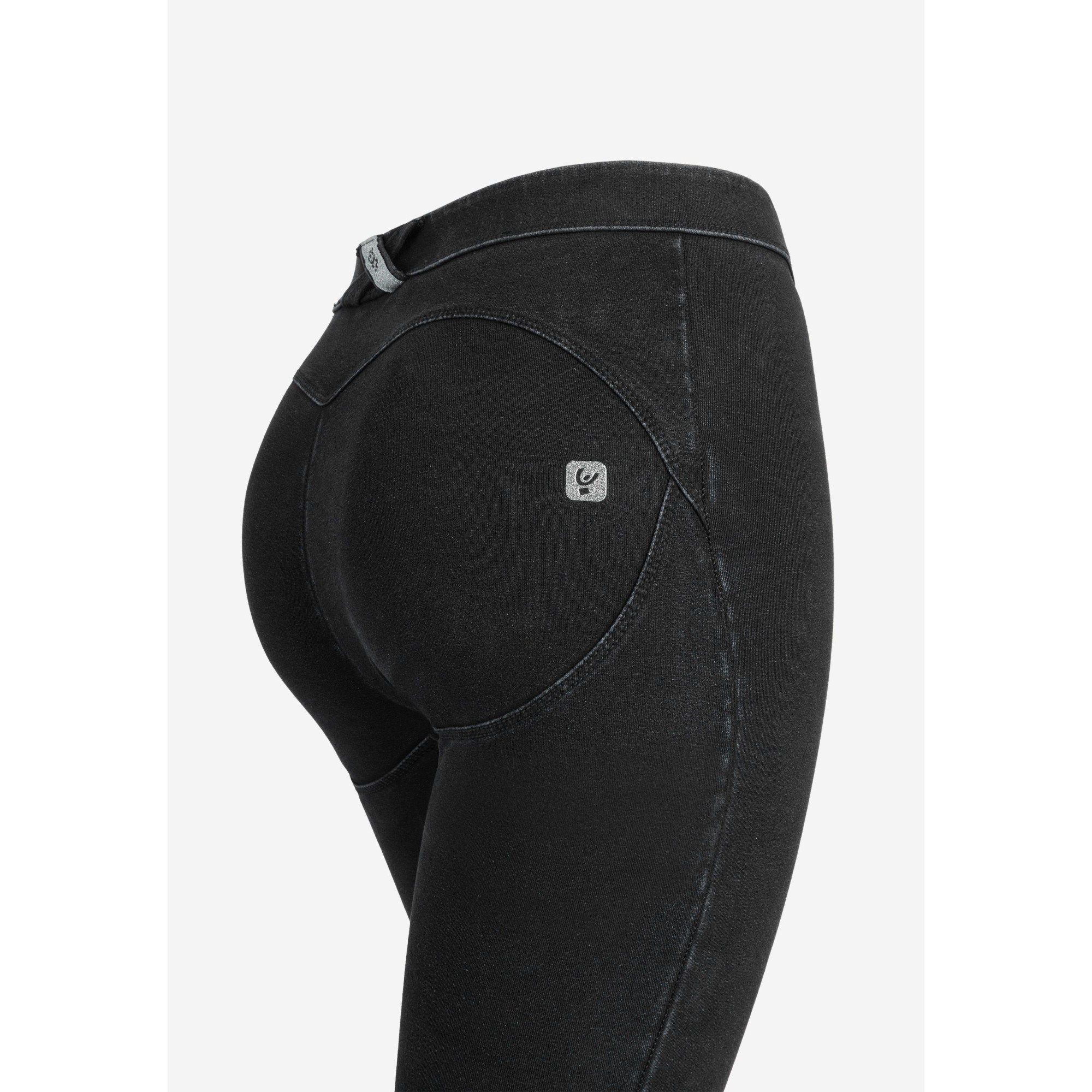 Freddy WR.UP® Core Damen Push-Up Jeans - 7/8 Regular Waist Super Skinny - Schwarz – Schwarze Nähte - J7N Freddy WR.UP® Core Damen Push-Up Jeans - 7/8 Regular Waist Super Skinny - Schwarz – Schwarze Nähte - J7N
