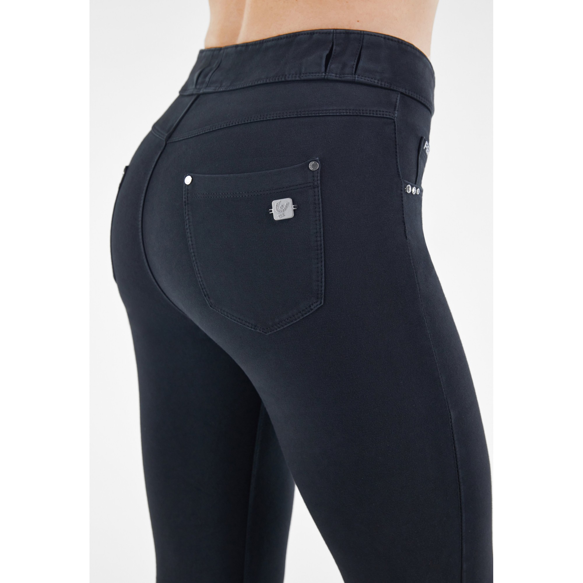 Freddy N.O.W.® Damen Comfort Hose - 7/8 Mid Waist Flare - Garment Dyed - Schwarz - N0 Freddy N.O.W.® Damen Comfort Hose - 7/8 Mid Waist Flare - Garment Dyed - Schwarz - N0