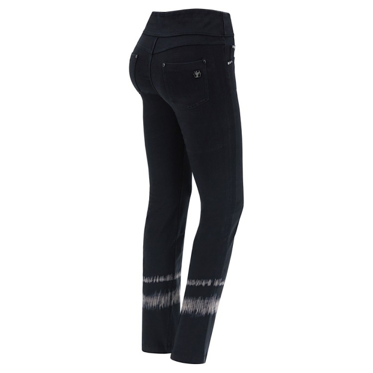 Freddy N.O.W.® Yoga Damen Comfort Hose - Mid Waist Flare - umschlagbarer Taillenbund - Tie Dye Detailing - Schwarz - N0