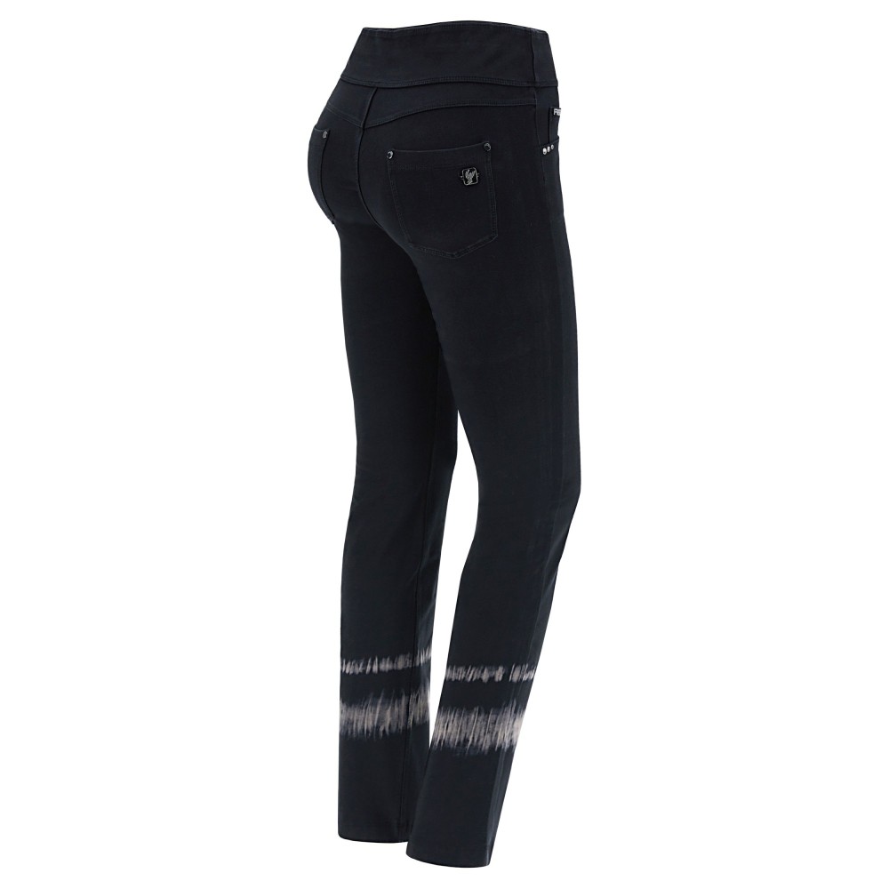 Freddy N.O.W.® Yoga Damen Comfort Hose - Mid Waist Flare - umschlagbarer Taillenbund - Tie Dye Detailing - Schwarz - N0