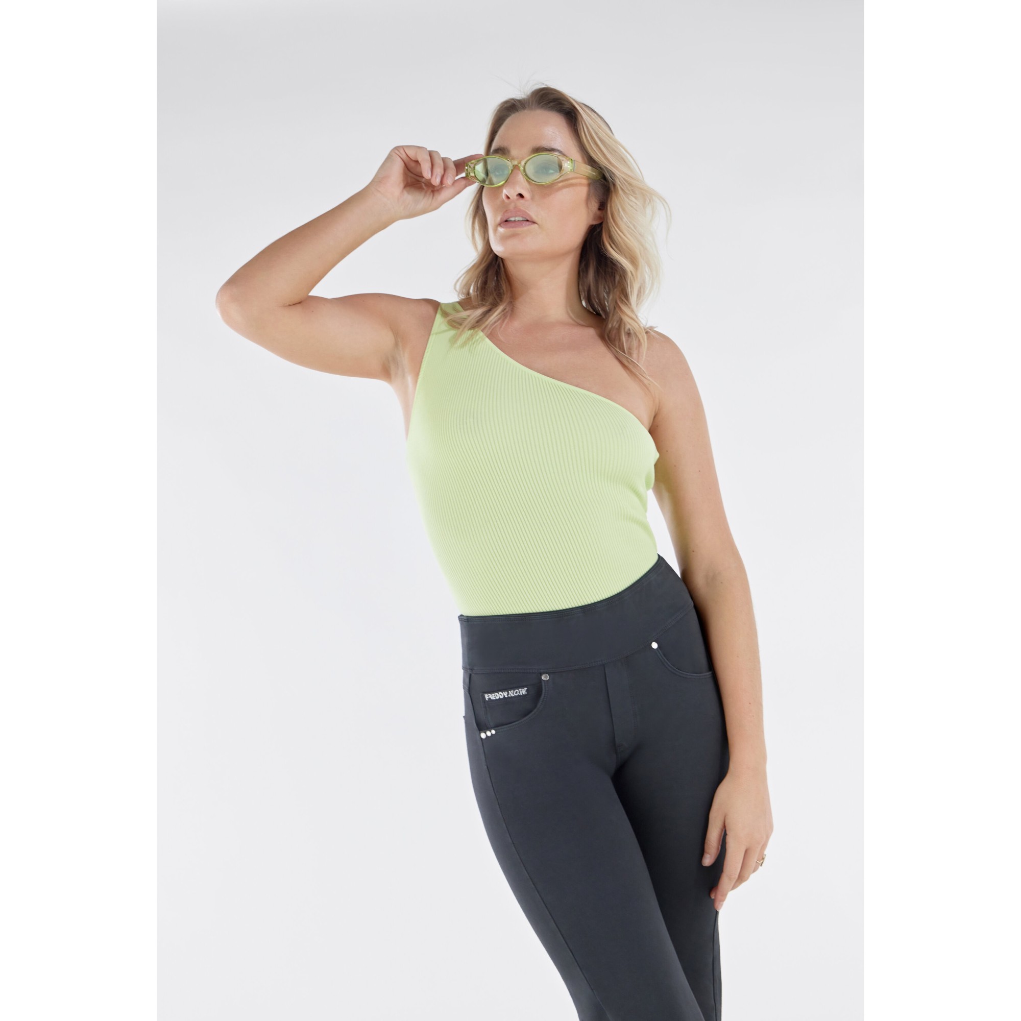 Freddy N.O.W.® Yoga Damen Comfort Hose - Mid Waist Straight - umschlagbarer Taillenbund - Garment Dyed - Schwarz - N0 Freddy N.O.W.® Yoga Damen Comfort Hose - Mid Waist Straight - umschlagbarer Taillenbund - Garment Dyed - Schwarz - N0