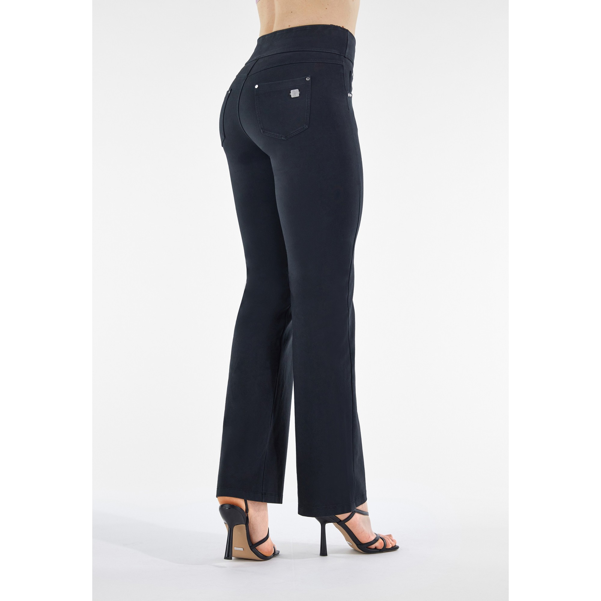 Freddy N.O.W.® Yoga Damen Comfort Hose - Mid Waist Straight - umschlagbarer Taillenbund - Garment Dyed - Schwarz - N0 Freddy N.O.W.® Yoga Damen Comfort Hose - Mid Waist Straight - umschlagbarer Taillenbund - Garment Dyed - Schwarz - N0