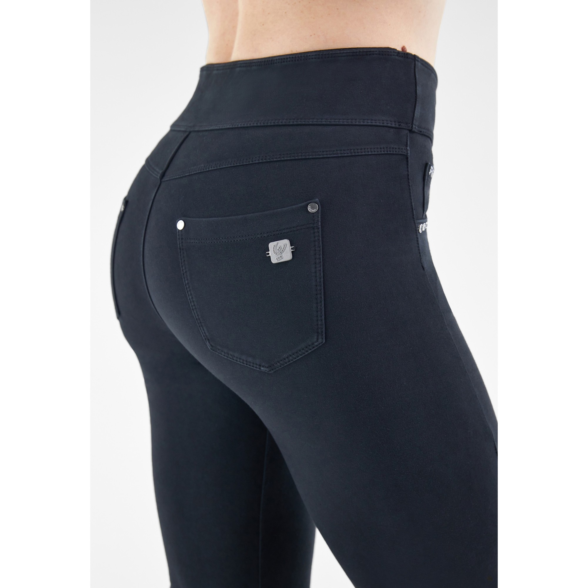 Freddy N.O.W.® Yoga Damen Comfort Hose - Mid Waist Straight - umschlagbarer Taillenbund - Garment Dyed - Schwarz - N0 Freddy N.O.W.® Yoga Damen Comfort Hose - Mid Waist Straight - umschlagbarer Taillenbund - Garment Dyed - Schwarz - N0