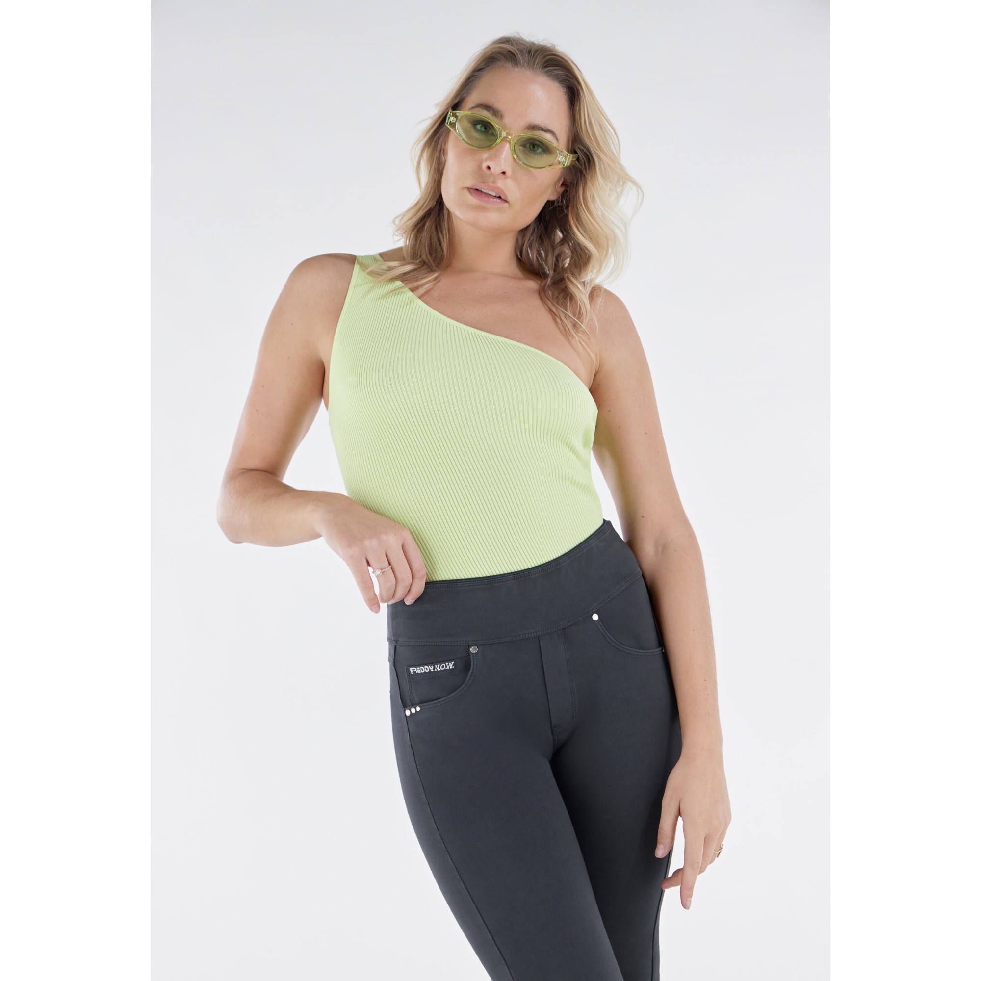 Freddy N.O.W.® Yoga Damen Comfort Hose - Mid Waist Straight - umschlagbarer Taillenbund - Garment Dyed - Schwarz - N0 Freddy N.O.W.® Yoga Damen Comfort Hose - Mid Waist Straight - umschlagbarer Taillenbund - Garment Dyed - Schwarz - N0
