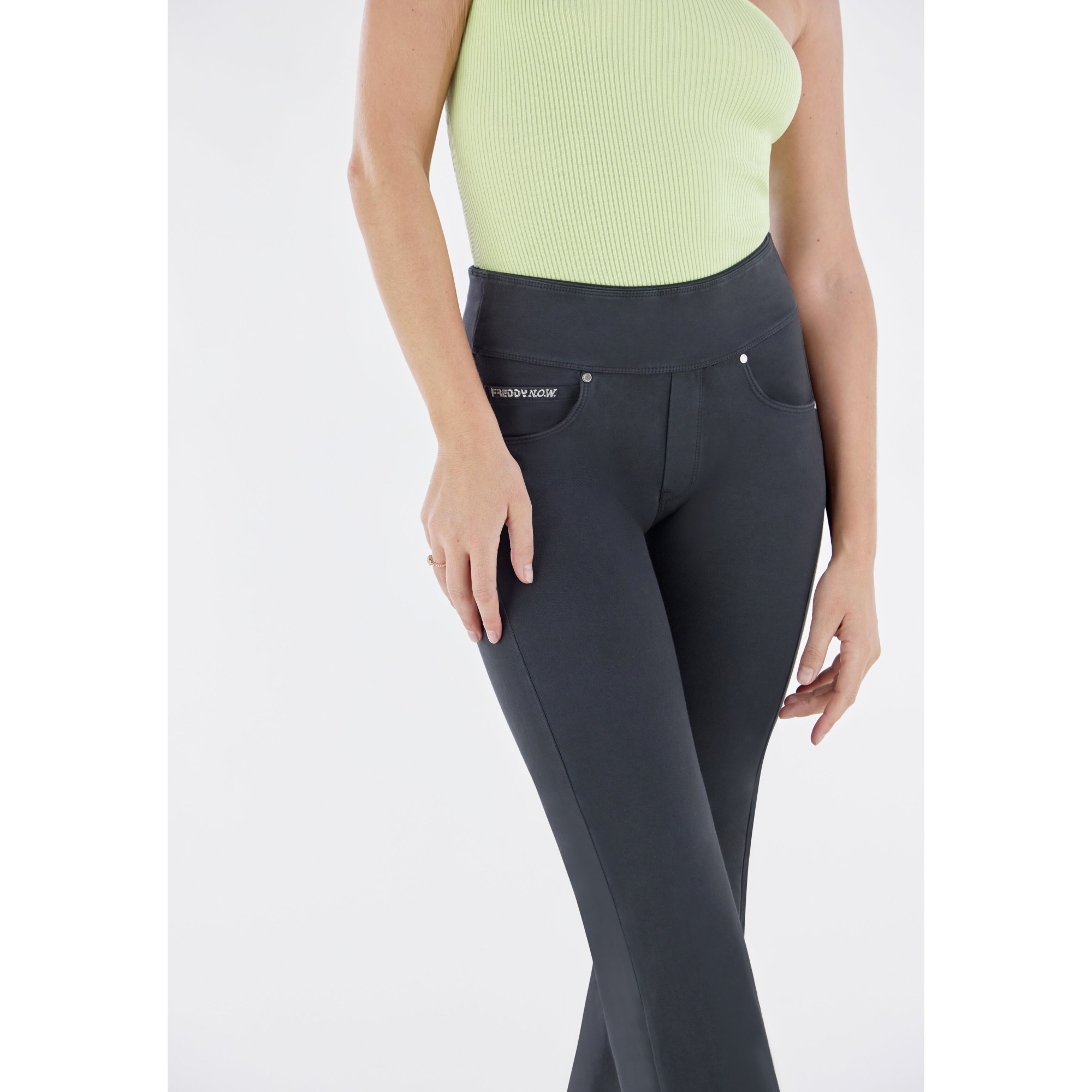 Freddy N.O.W.® Yoga Damen Comfort Hose - Mid Waist Straight - umschlagbarer Taillenbund - Garment Dyed - Schwarz - N0 Freddy N.O.W.® Yoga Damen Comfort Hose - Mid Waist Straight - umschlagbarer Taillenbund - Garment Dyed - Schwarz - N0