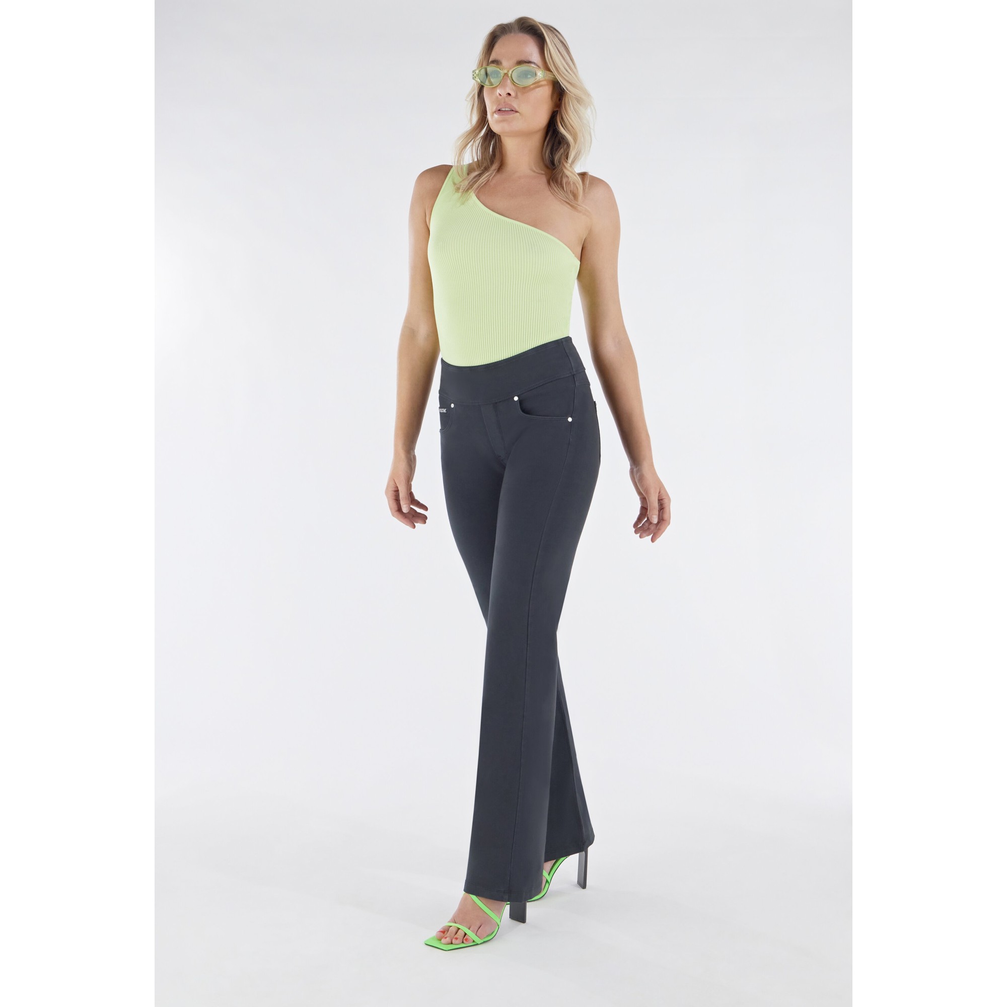 Freddy N.O.W.® Yoga Damen Comfort Hose - Mid Waist Straight - umschlagbarer Taillenbund - Garment Dyed - Schwarz - N0 Freddy N.O.W.® Yoga Damen Comfort Hose - Mid Waist Straight - umschlagbarer Taillenbund - Garment Dyed - Schwarz - N0