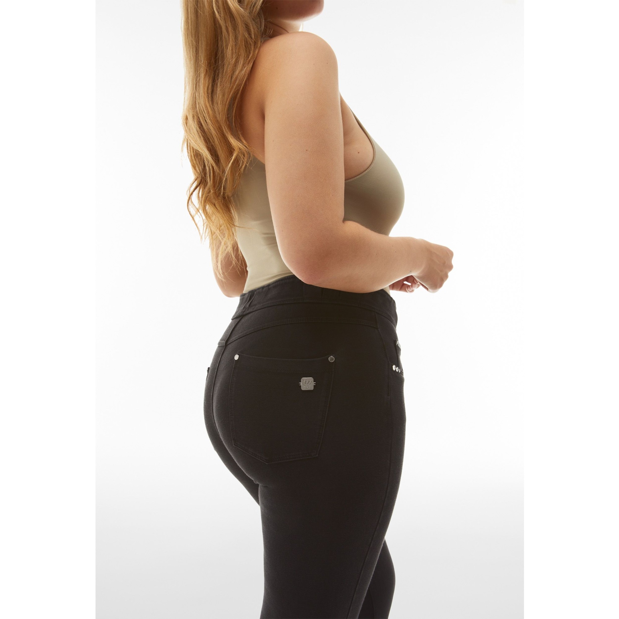 Freddy N.O.W.® Eco Damen Comfort Hose - Mid Waist Skinny - Schwarz - Schwarze Nähte - J7N Freddy N.O.W.® Eco Damen Comfort Hose - Mid Waist Skinny - Schwarz - Schwarze Nähte - J7N