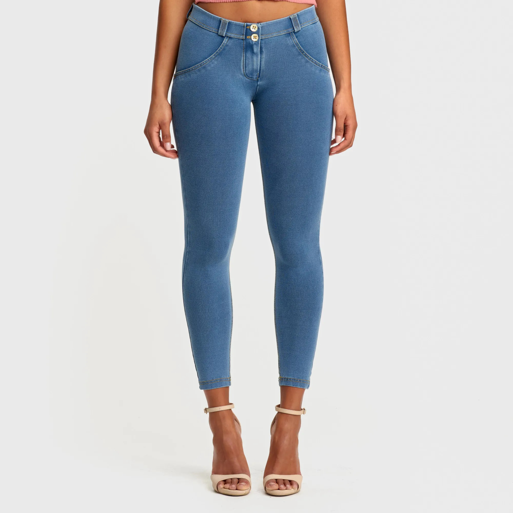 Freddy WR.UP® Damen Push-Up Jeans - 7/8 Regular Waist Skinny - Hellblau - Gelbe Nähte Freddy WR.UP® Damen Push-Up Jeans - 7/8 Regular Waist Skinny - Hellblau - Gelbe Nähte