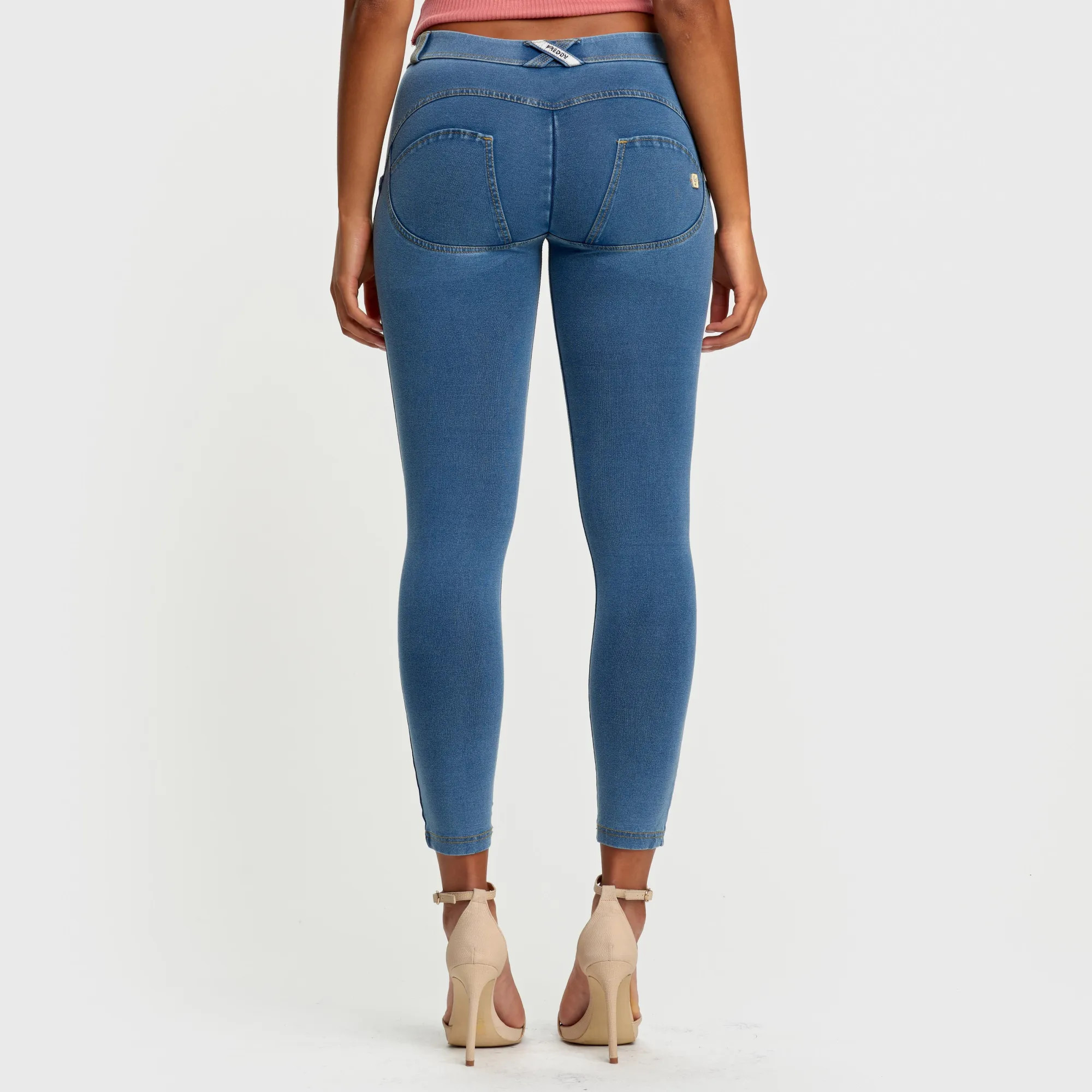 Freddy WR.UP® Damen Push-Up Jeans - 7/8 Regular Waist Skinny - Hellblau - Gelbe Nähte Freddy WR.UP® Damen Push-Up Jeans - 7/8 Regular Waist Skinny - Hellblau - Gelbe Nähte