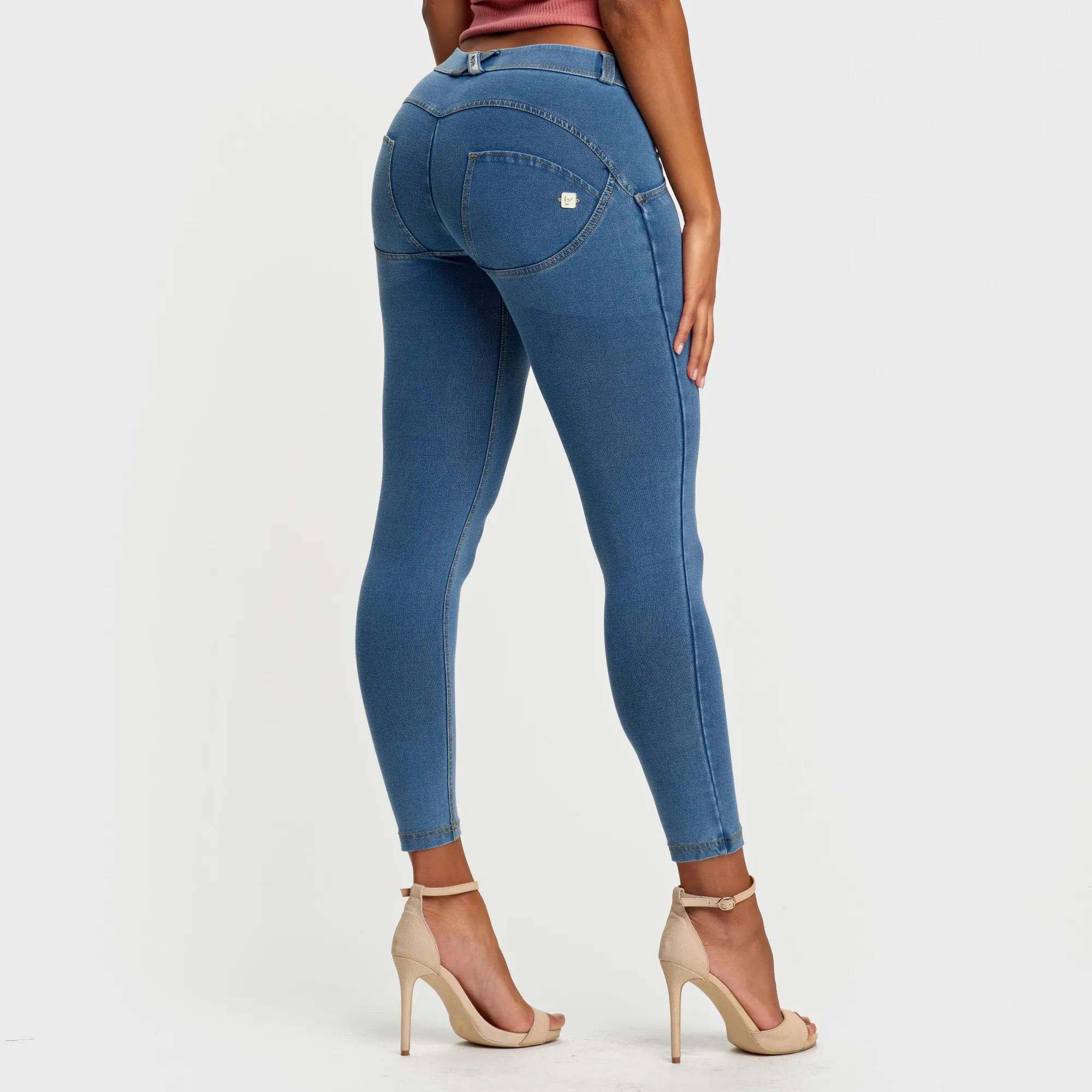 Freddy WR.UP® Damen Push-Up Jeans - 7/8 Regular Waist Skinny - Hellblau - Gelbe Nähte Freddy WR.UP® Damen Push-Up Jeans - 7/8 Regular Waist Skinny - Hellblau - Gelbe Nähte
