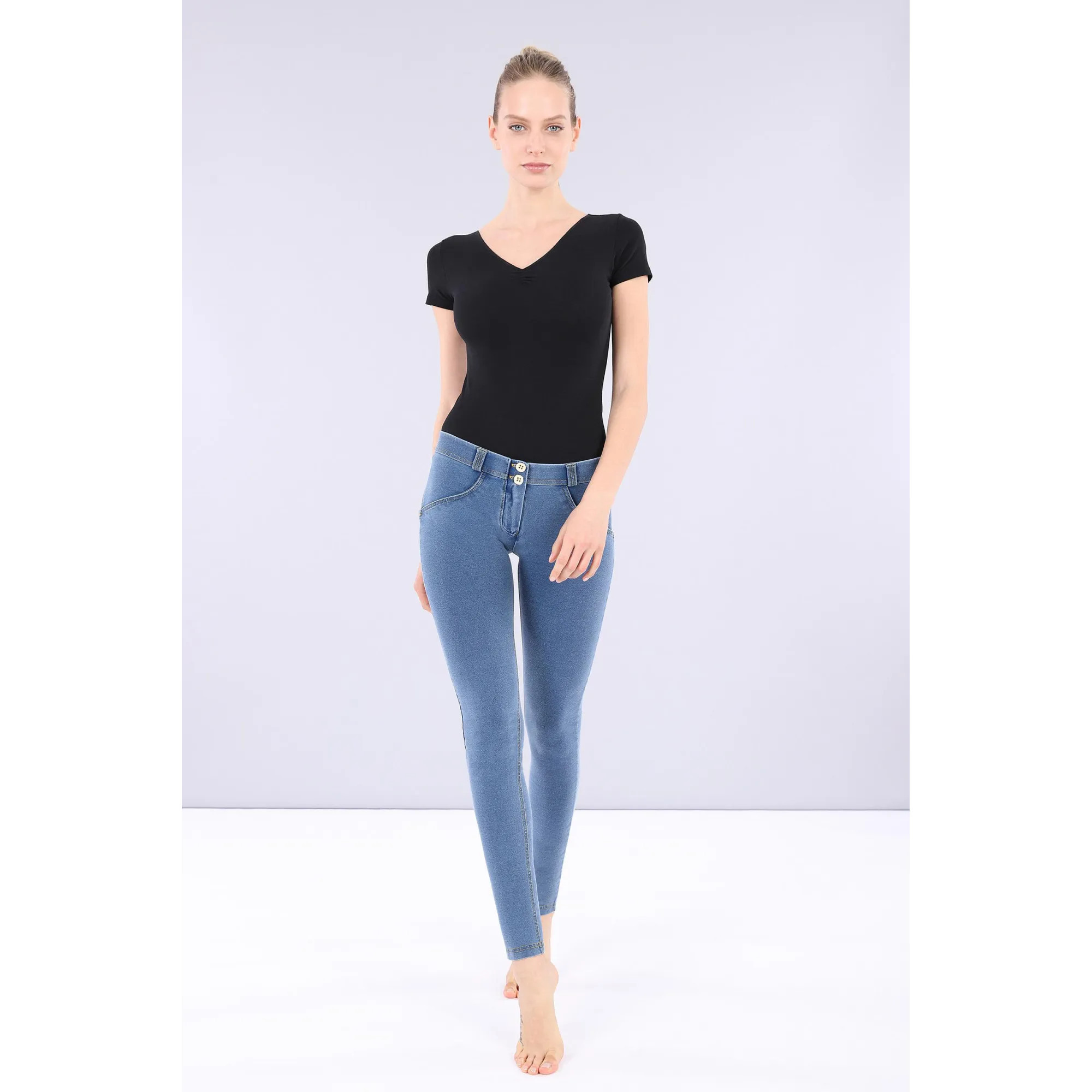 Freddy WR.UP® Damen Push-Up Jeans - Low Waist Super Skinny - Hellblau - Gelbe Nähte - J4Y Freddy WR.UP® Damen Push-Up Jeans - Low Waist Super Skinny - Hellblau - Gelbe Nähte - J4Y