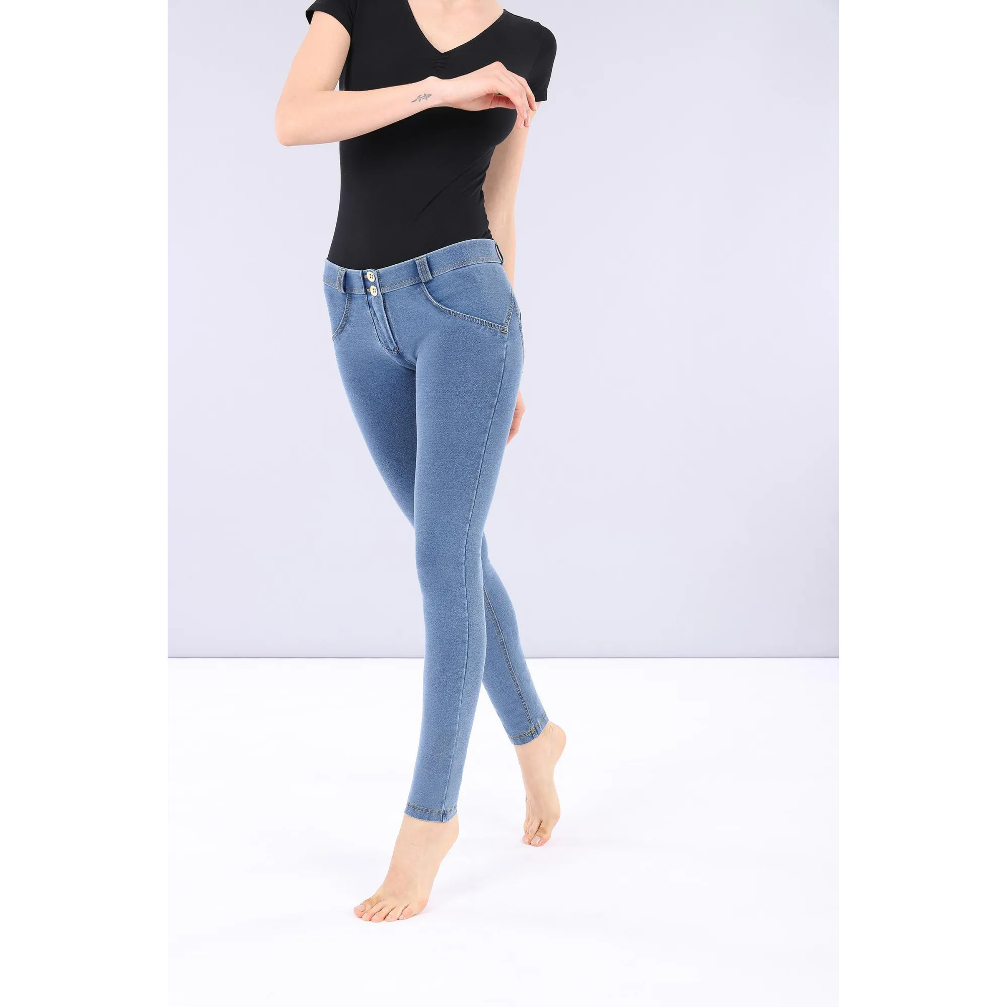Freddy WR.UP® Damen Push-Up Jeans - Low Waist Super Skinny - Hellblau - Gelbe Nähte - J4Y Freddy WR.UP® Damen Push-Up Jeans - Low Waist Super Skinny - Hellblau - Gelbe Nähte - J4Y