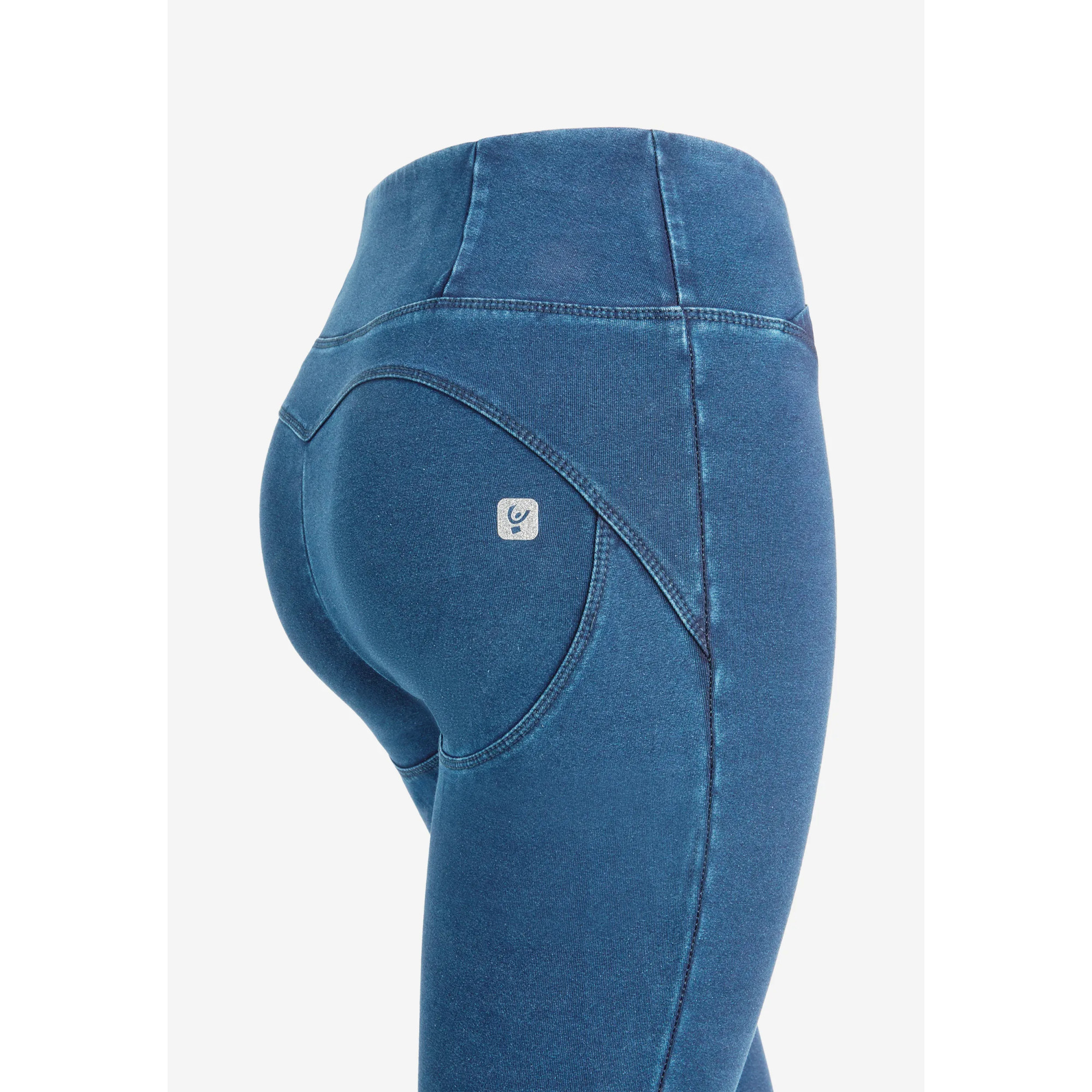 Freddy WR.UP® Core Damen Push-Up Jeans - 7/8 High Waist Super Skinny - Denim hell - Blaue Nähte - J4B Freddy WR.UP® Core Damen Push-Up Jeans - 7/8 High Waist Super Skinny - Denim hell - Blaue Nähte - J4B