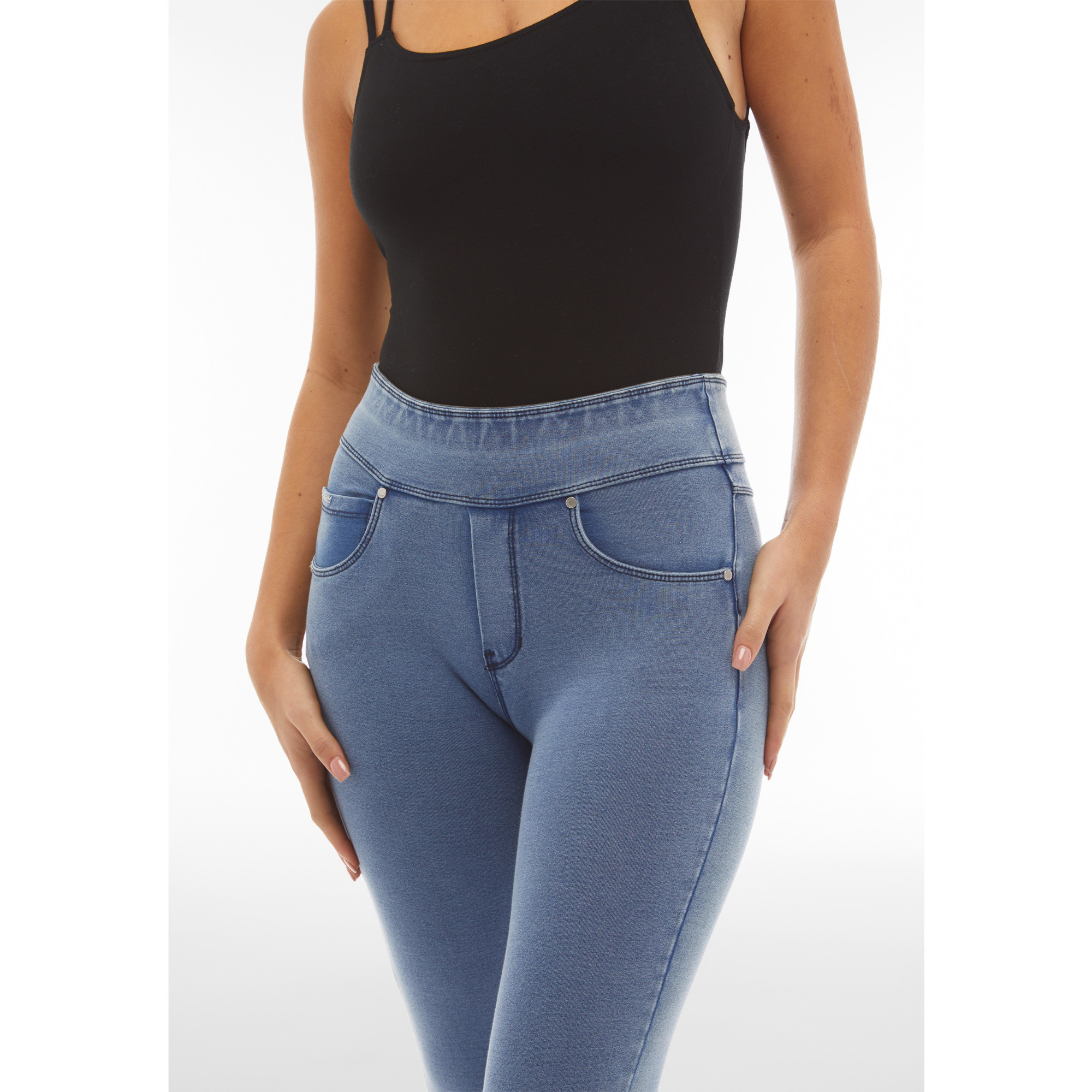 Freddy N.O.W.® Yoga Eco Damen Comfort Jeans - 7/8 Mid Waist Skinny - Denim hell - Blaue Nähte - J107B Freddy N.O.W.® Yoga Eco Damen Comfort Jeans - 7/8 Mid Waist Skinny - Denim hell - Blaue Nähte - J107B