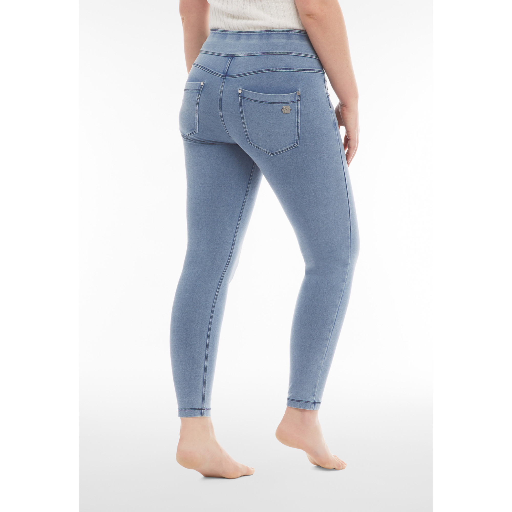Freddy N.O.W.® Yoga Eco Damen Comfort Jeans - 7/8 Mid Waist Skinny - Denim hell - Blaue Nähte - J107B Freddy N.O.W.® Yoga Eco Damen Comfort Jeans - 7/8 Mid Waist Skinny - Denim hell - Blaue Nähte - J107B