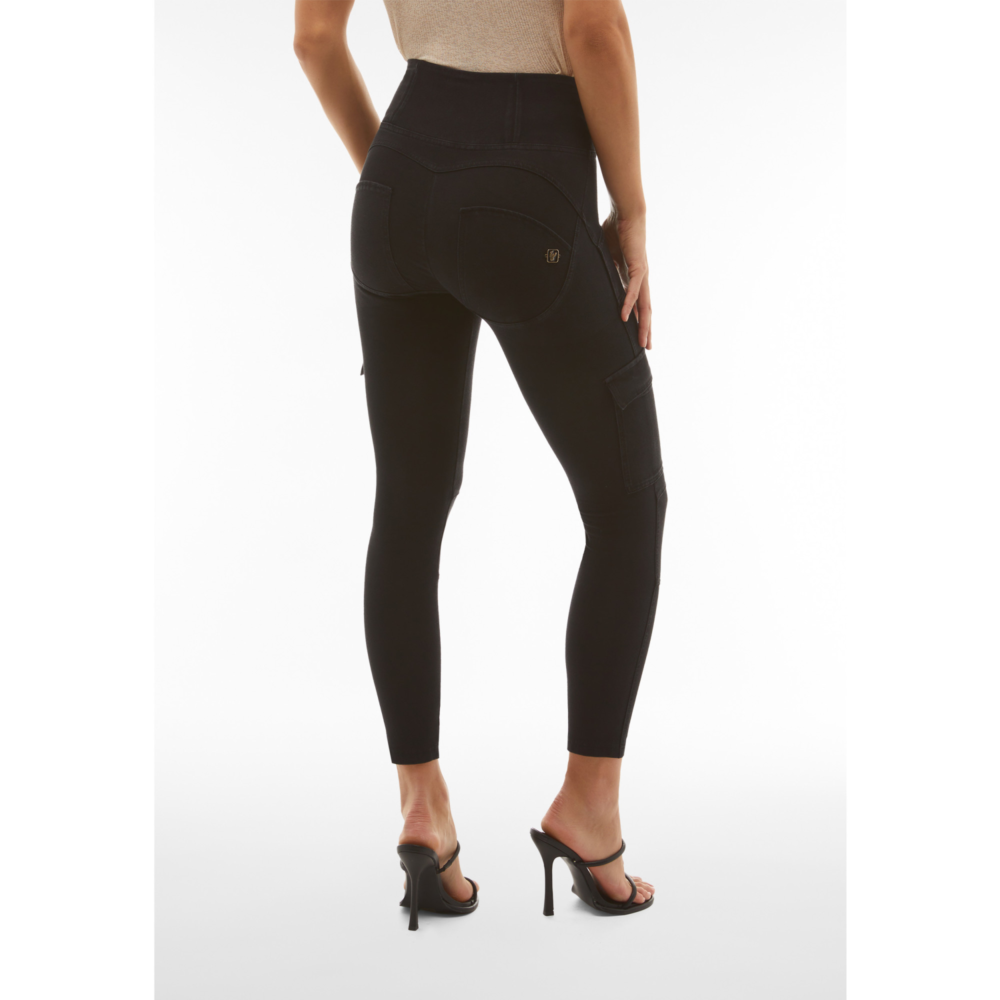 Freddy WR.UP® Damen Push-Up Jeans - 7/8 High Waist Skinny - Cargotaschen - Schwarz – Schwarze Nähte - J7N Freddy WR.UP® Damen Push-Up Jeans - 7/8 High Waist Skinny - Cargotaschen - Schwarz – Schwarze Nähte - J7N