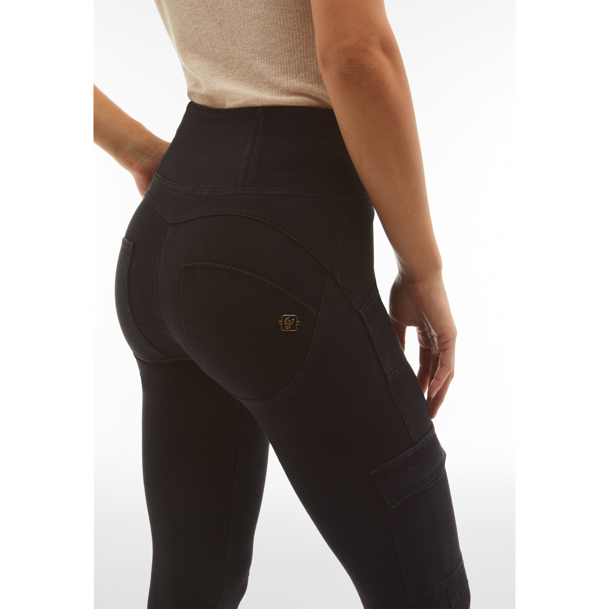 Freddy WR.UP® Damen Push-Up Jeans - 7/8 High Waist Skinny - Cargotaschen - Schwarz – Schwarze Nähte - J7N Freddy WR.UP® Damen Push-Up Jeans - 7/8 High Waist Skinny - Cargotaschen - Schwarz – Schwarze Nähte - J7N