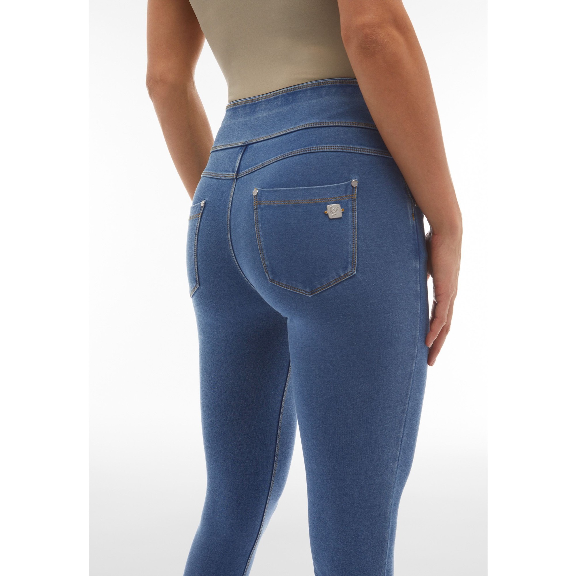 Freddy N.O.W.® Yoga Damen Comfort Jeans - Mid Waist Skinny - Hellblau - Gelbe Nähte - J4Y Freddy N.O.W.® Yoga Damen Comfort Jeans - Mid Waist Skinny - Hellblau - Gelbe Nähte - J4Y