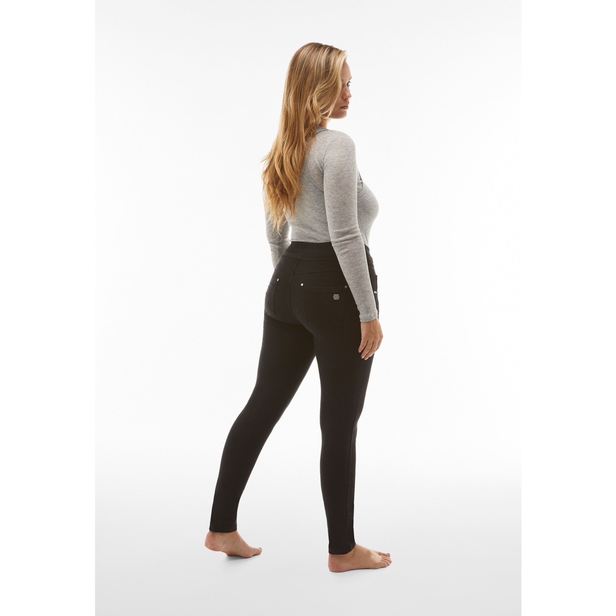 Freddy N.O.W.® Yoga Damen Comfort Jeans - Mid Waist Skinny - Schwarz - Schwarze Nähte - J7N Freddy N.O.W.® Yoga Damen Comfort Jeans - Mid Waist Skinny - Schwarz - Schwarze Nähte - J7N