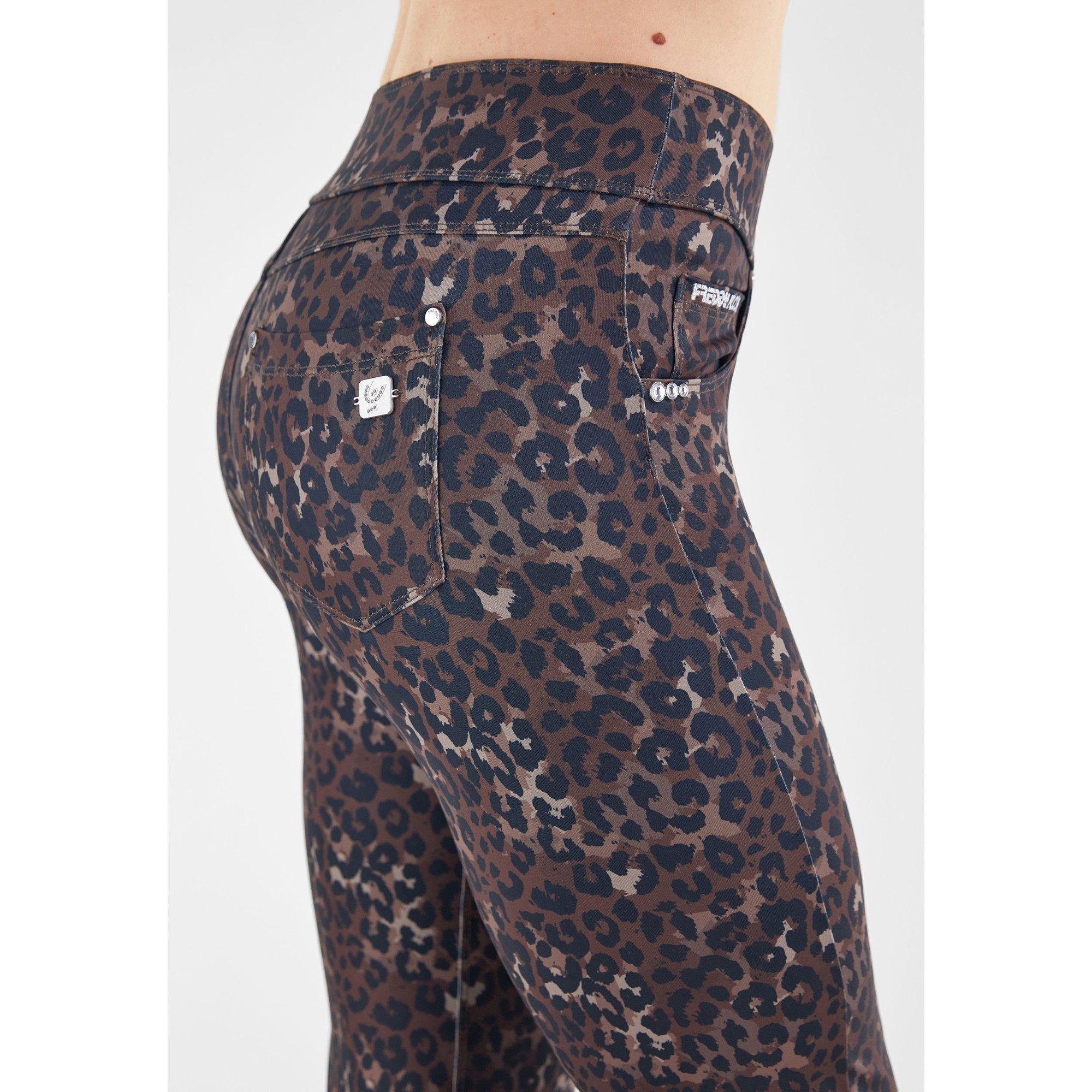 Freddy N.O.W.® Yoga Tech Damen Comfort Hose - Mid Waist Wide Leg - umschlagbarer Taillenbund - Braun - Leoparden-Print - ANI46 Freddy N.O.W.® Yoga Tech Damen Comfort Hose - Mid Waist Wide Leg - umschlagbarer Taillenbund - Braun - Leoparden-Print - ANI46