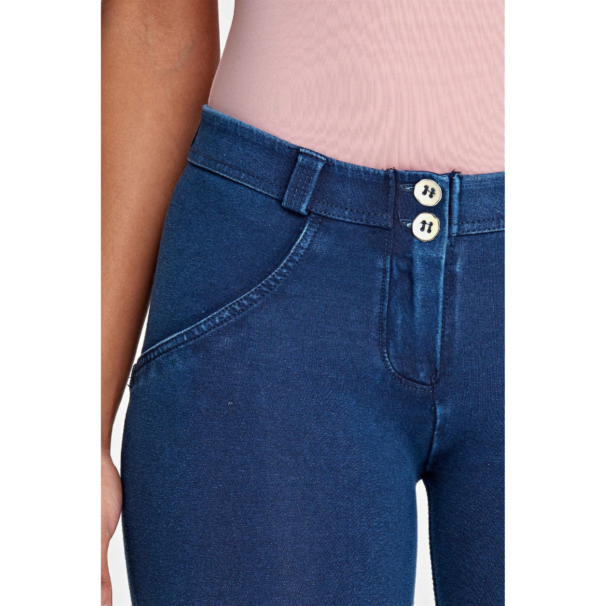 Freddy WR.UP® Damen Push-Up Jeans - Regular Waist Super Skinny - Indigoblau - Blaue Nähte Freddy WR.UP® Damen Push-Up Jeans - Regular Waist Super Skinny - Indigoblau - Blaue Nähte