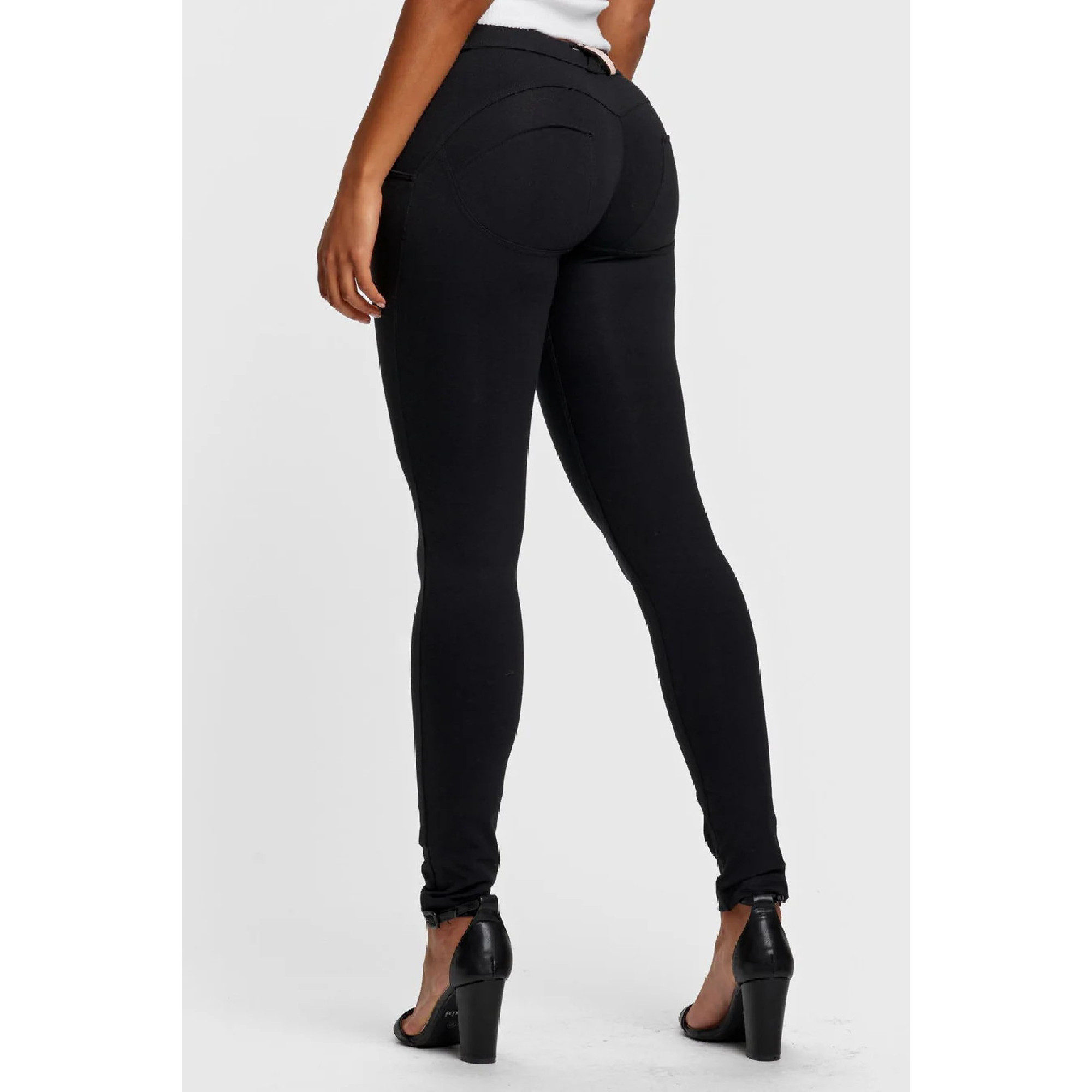Freddy WR.UP® Damen Push-Up Hose - Regular Waist Skinny -Schwarz Freddy WR.UP® Damen Push-Up Hose - Regular Waist Skinny -Schwarz