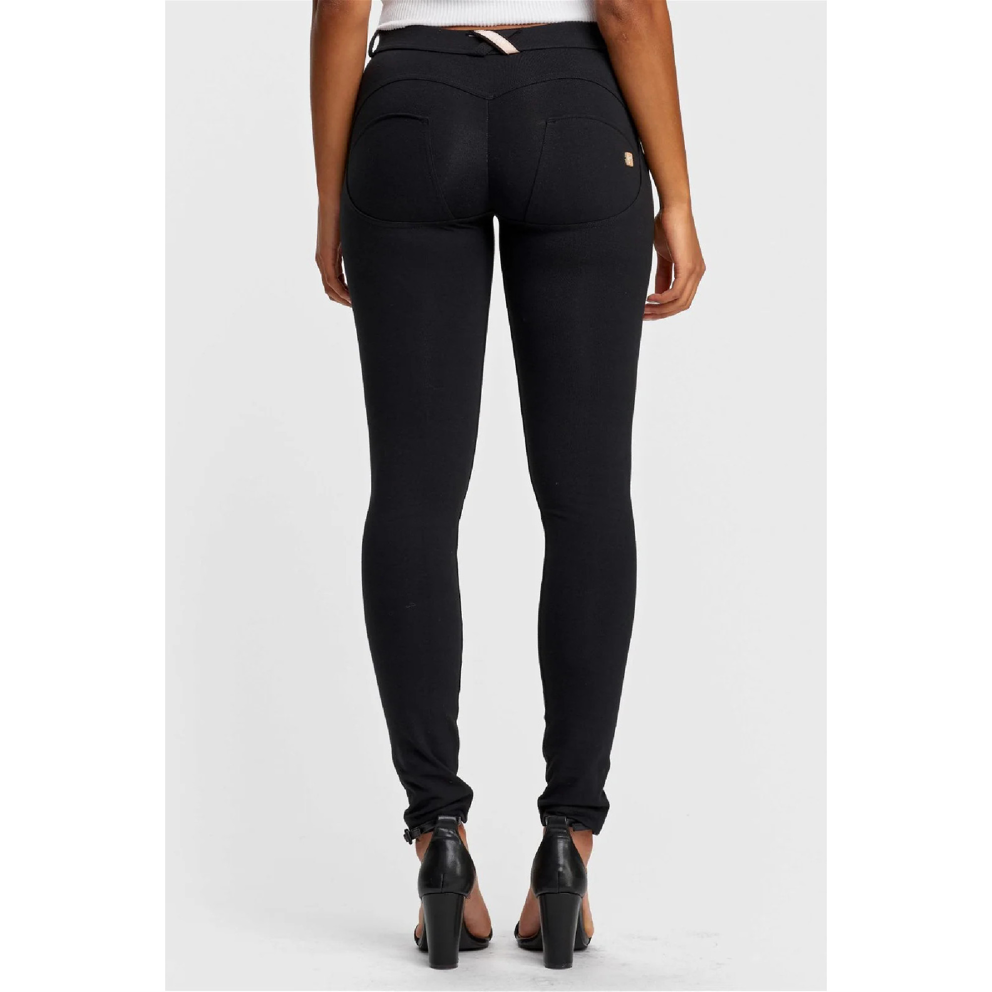 Freddy WR.UP® Damen Push-Up Hose - Regular Waist Skinny -Schwarz Freddy WR.UP® Damen Push-Up Hose - Regular Waist Skinny -Schwarz
