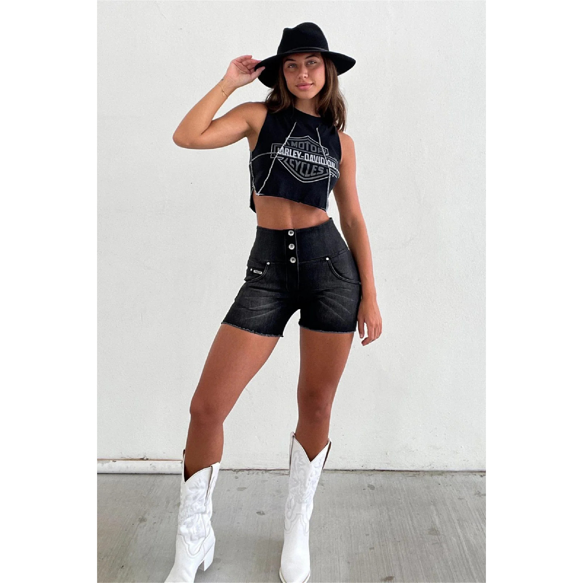 WR.UP® Snug Shorts - High Waist - J7N - Black Denim - Black Seams WR.UP® Snug Shorts - High Waist - J7N - Black Denim - Black Seams