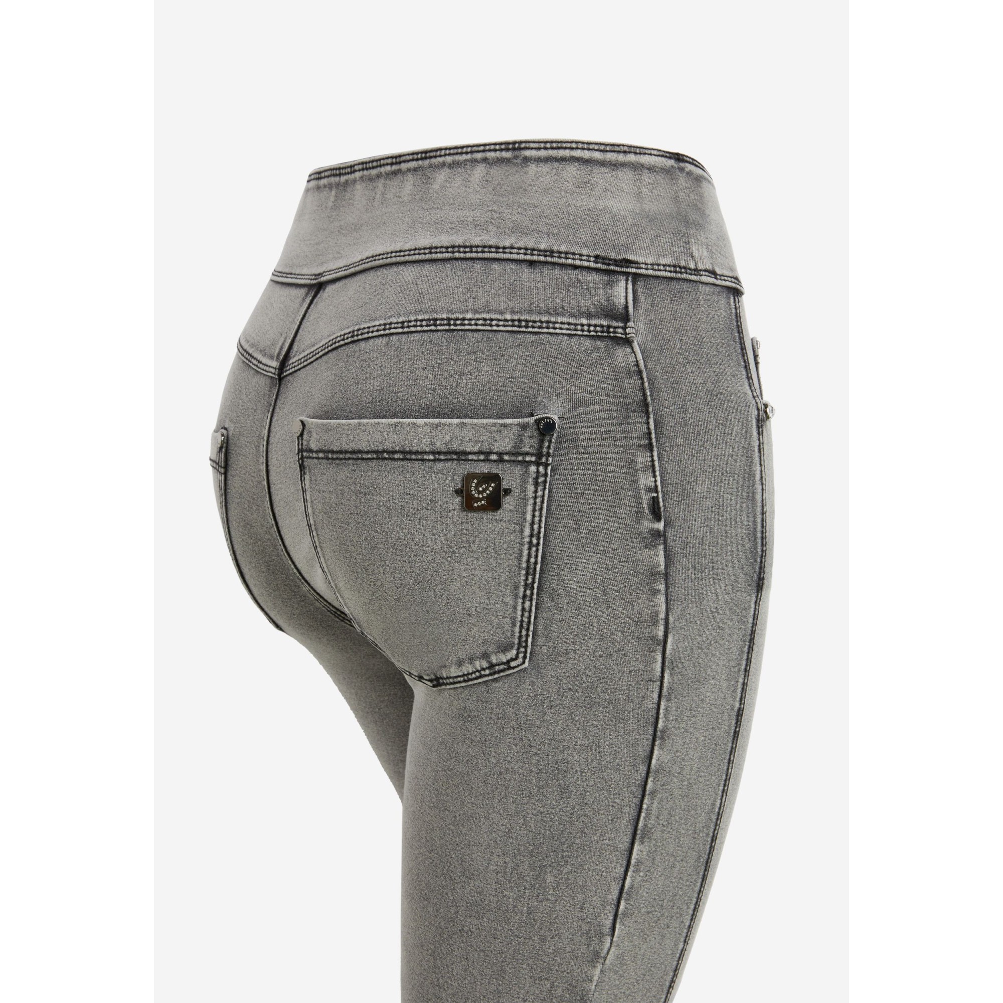 Freddy N.O.W.® Yoga Damen Comfort Jeans - 7/8 Mid Waist Skinny - Grau – Schwarze Nähte - J3N Freddy N.O.W.® Yoga Damen Comfort Jeans - 7/8 Mid Waist Skinny - Grau – Schwarze Nähte - J3N