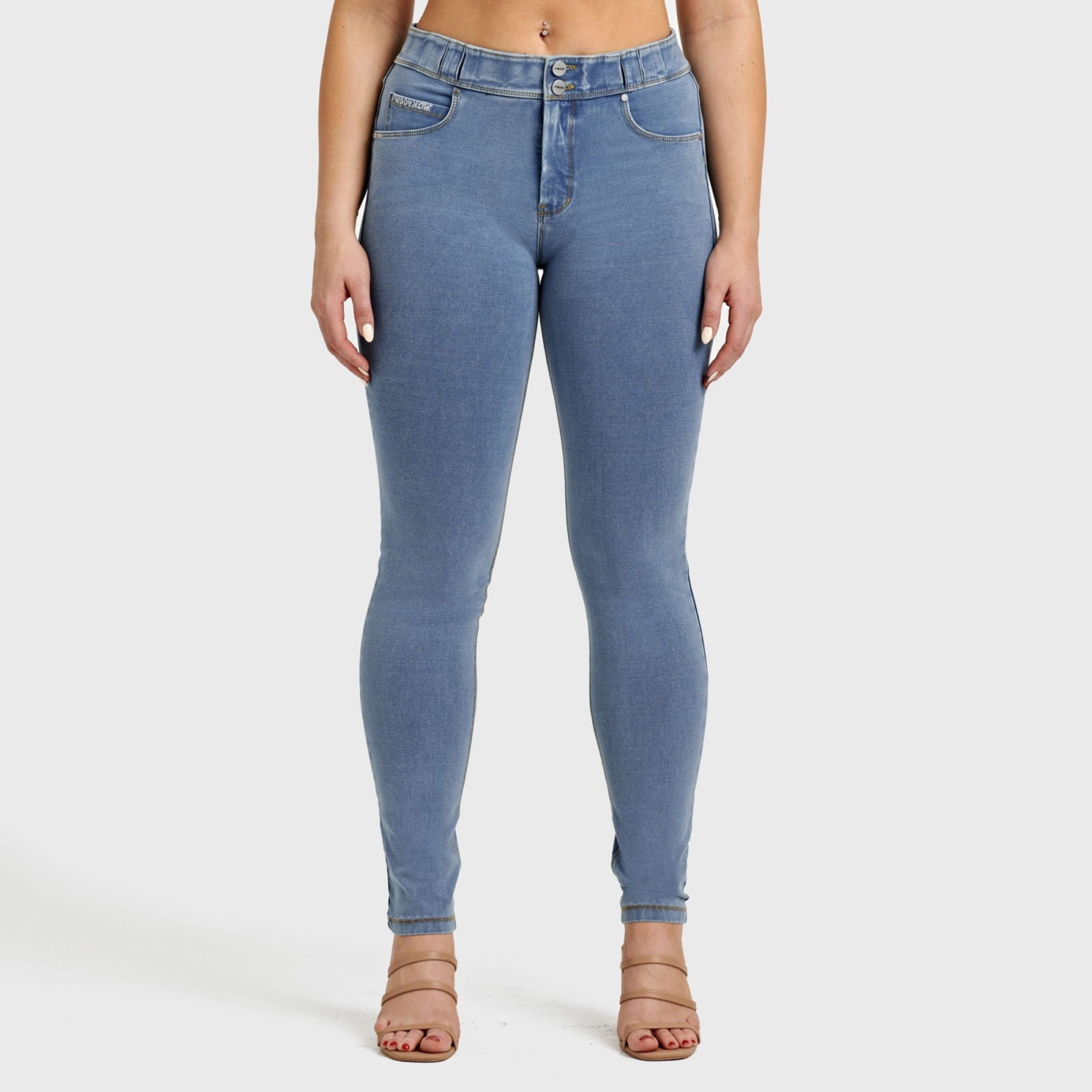 Freddy N.O.W.® Eco Damen Comfort Jeans - Mid Waist Skinny - Hellblau - Gelbe Nähte - J4Y Freddy N.O.W.® Eco Damen Comfort Jeans - Mid Waist Skinny - Hellblau - Gelbe Nähte - J4Y