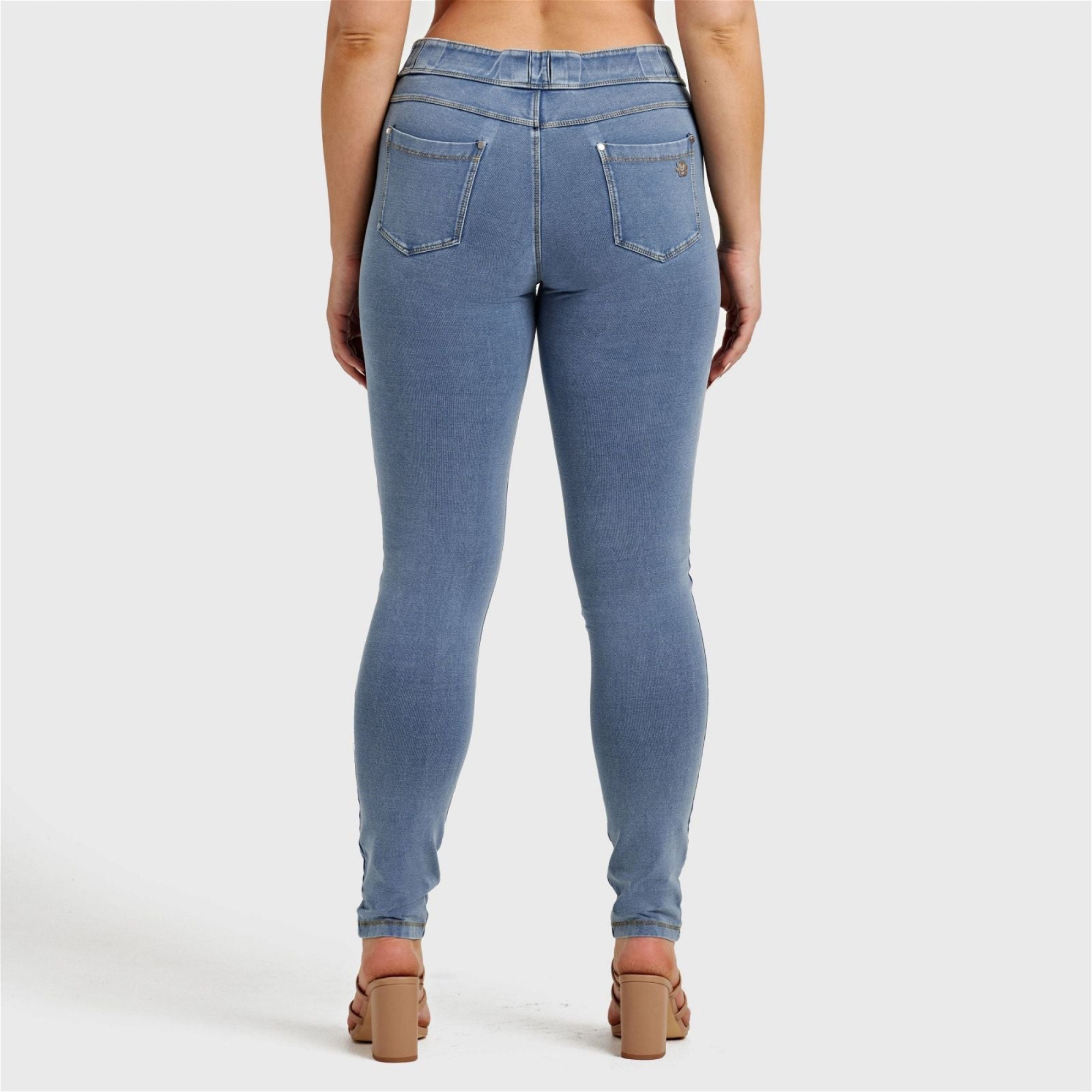 Freddy N.O.W.® Eco Damen Comfort Jeans - Mid Waist Skinny - Hellblau - Gelbe Nähte - J4Y Freddy N.O.W.® Eco Damen Comfort Jeans - Mid Waist Skinny - Hellblau - Gelbe Nähte - J4Y