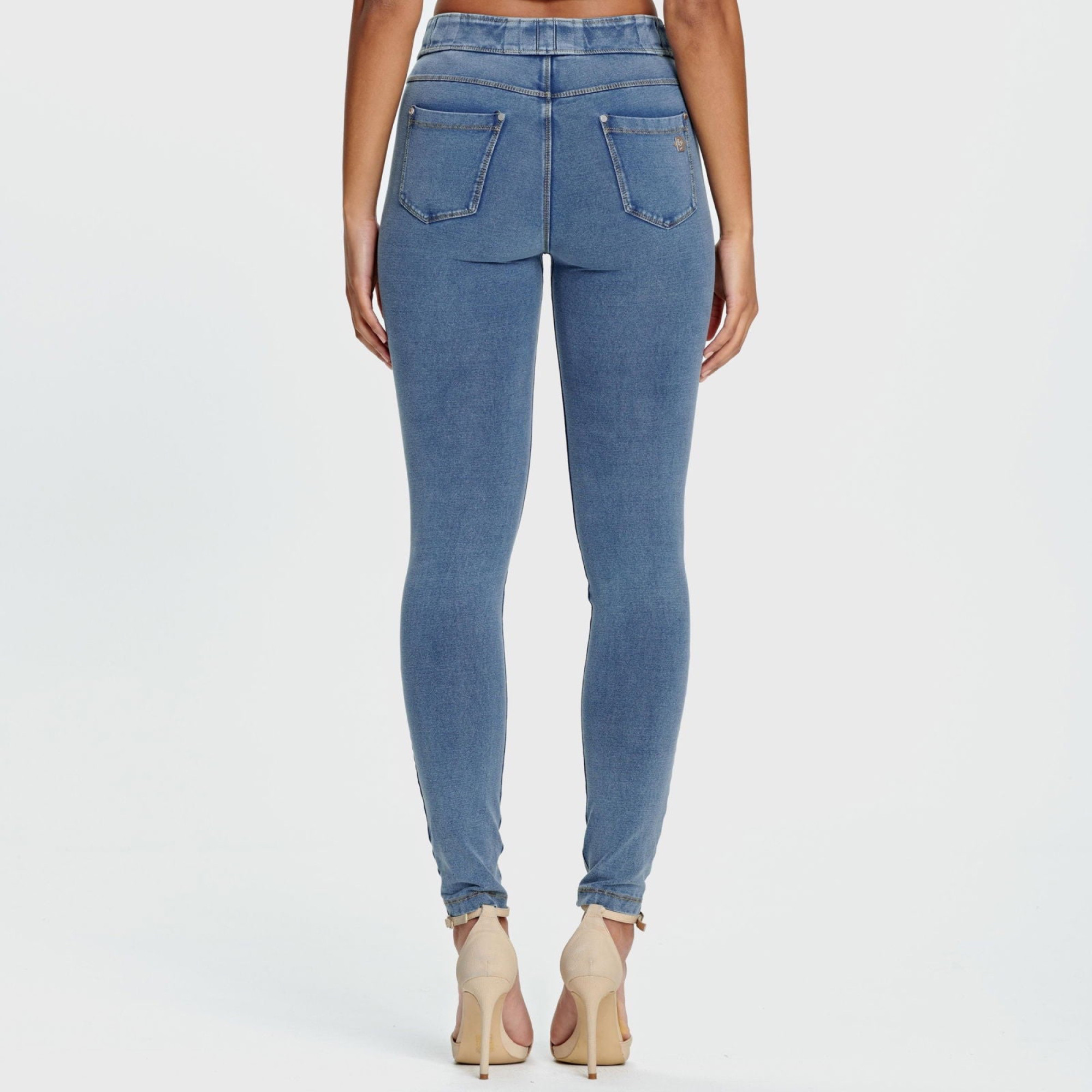 Freddy N.O.W.® Eco Damen Comfort Jeans - Mid Waist Skinny - Hellblau - Gelbe Nähte - J4Y Freddy N.O.W.® Eco Damen Comfort Jeans - Mid Waist Skinny - Hellblau - Gelbe Nähte - J4Y