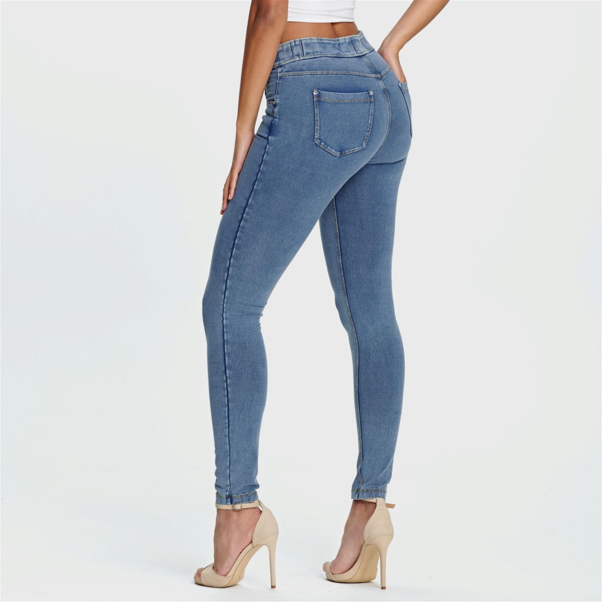 Freddy N.O.W.® Eco Damen Comfort Jeans - Mid Waist Skinny - Hellblau - Gelbe Nähte - J4Y Freddy N.O.W.® Eco Damen Comfort Jeans - Mid Waist Skinny - Hellblau - Gelbe Nähte - J4Y