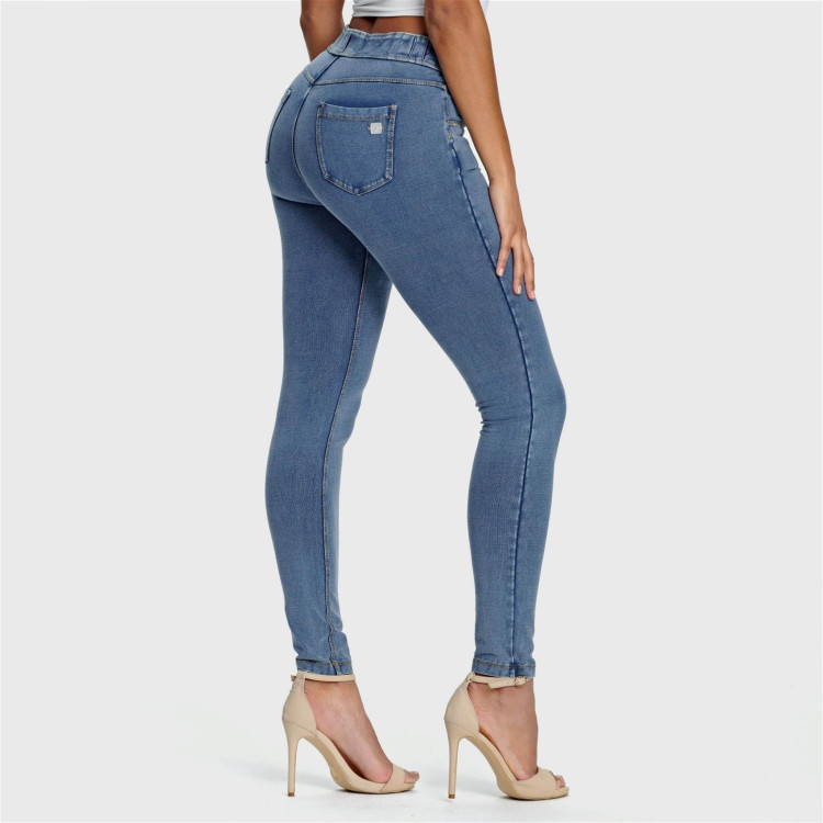 Freddy N.O.W.® Eco Damen Comfort Jeans - Mid Waist Skinny - Hellblau - Gelbe Nähte - J4Y