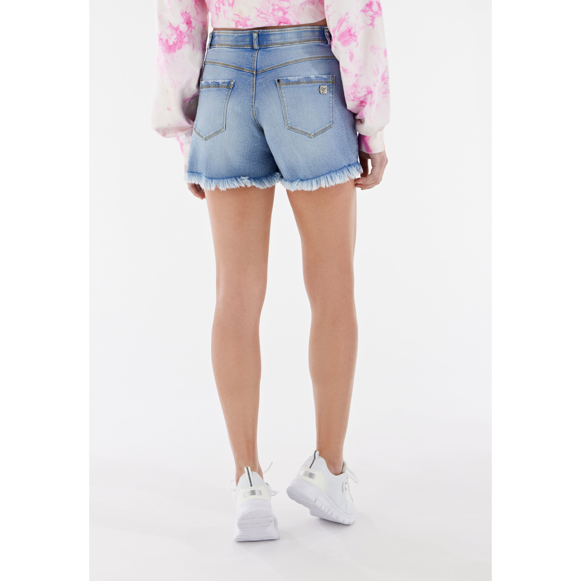 Freddy Damen Fit Jeans - Regular Waist Shorts - Distressed - Fransen am Saum - Hellblau - Gelbe Nähte - J107Y Freddy Damen Fit Jeans - Regular Waist Shorts - Distressed - Fransen am Saum - Hellblau - Gelbe Nähte - J107Y