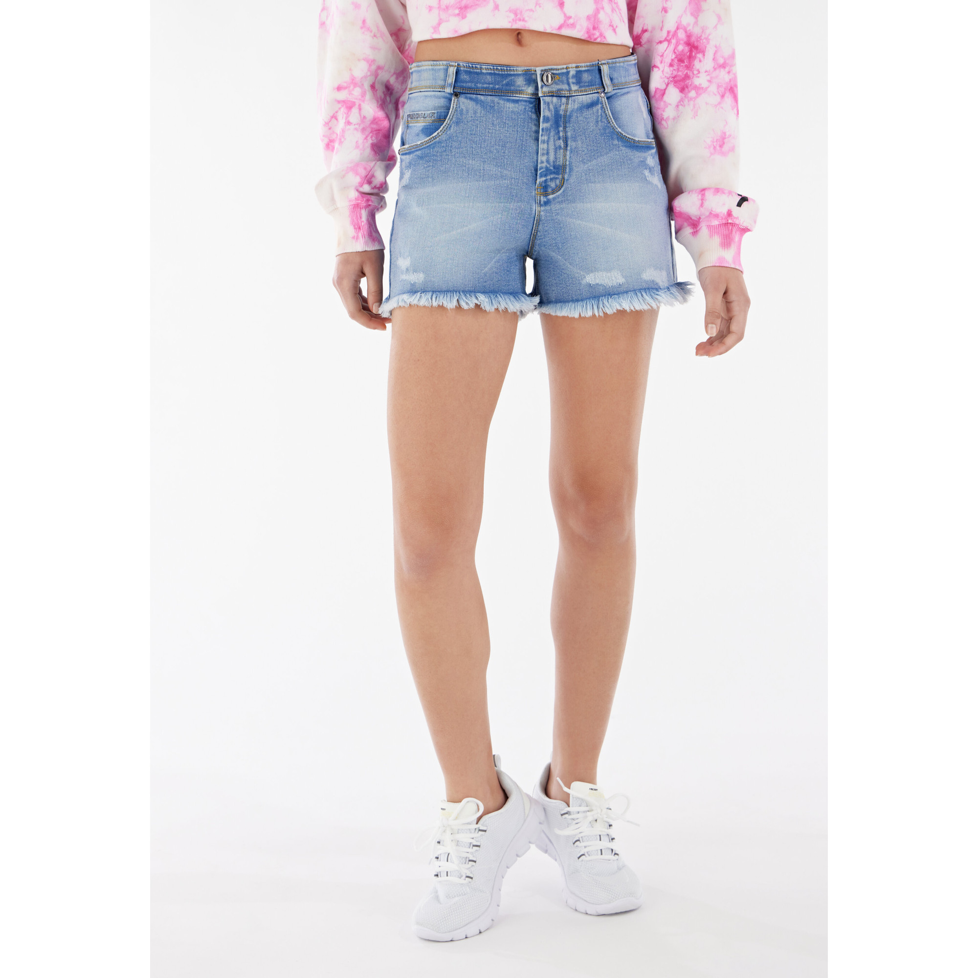 Freddy Damen Fit Jeans - Regular Waist Shorts - Distressed - Fransen am Saum - Hellblau - Gelbe Nähte - J107Y Freddy Damen Fit Jeans - Regular Waist Shorts - Distressed - Fransen am Saum - Hellblau - Gelbe Nähte - J107Y