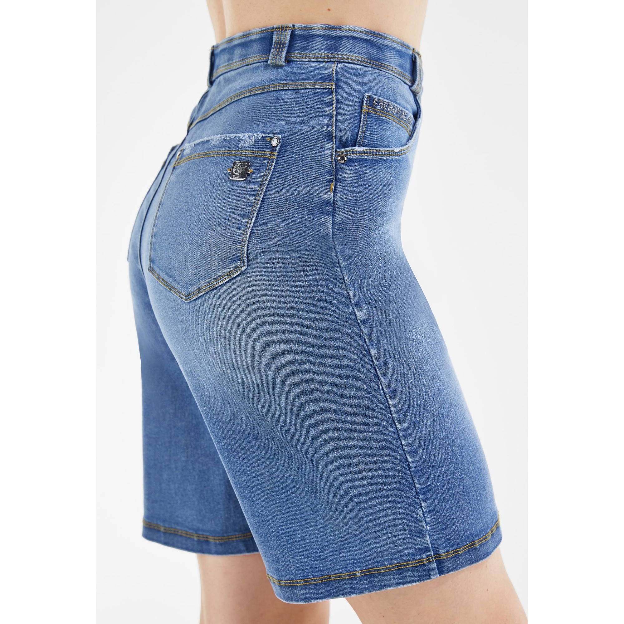 Freddy Damen Fit Jeans - Regular Waist Dress Shorts - Distressed Pocket Edges - Blau - Gelbe Nähte - J108Y Freddy Damen Fit Jeans - Regular Waist Dress Shorts - Distressed Pocket Edges - Blau - Gelbe Nähte - J108Y