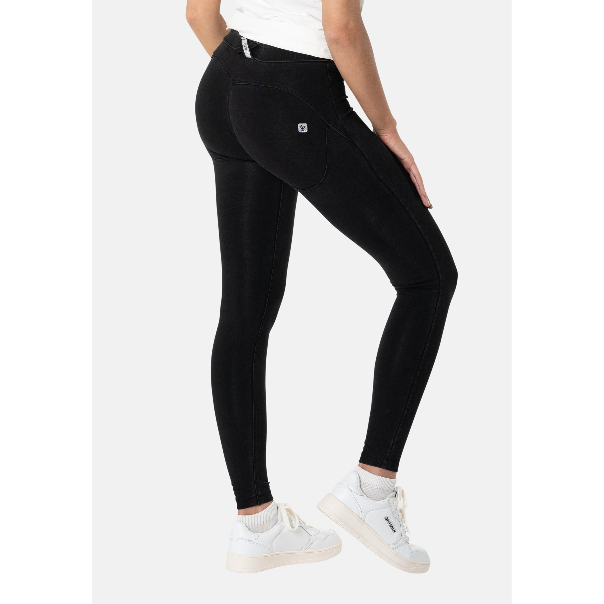 Freddy WR.UP® Core Damen Push-Up Jeans - 7/8 Regular Waist Super Skinny - Schwarz – Schwarze Nähte - J7N Freddy WR.UP® Core Damen Push-Up Jeans - 7/8 Regular Waist Super Skinny - Schwarz – Schwarze Nähte - J7N