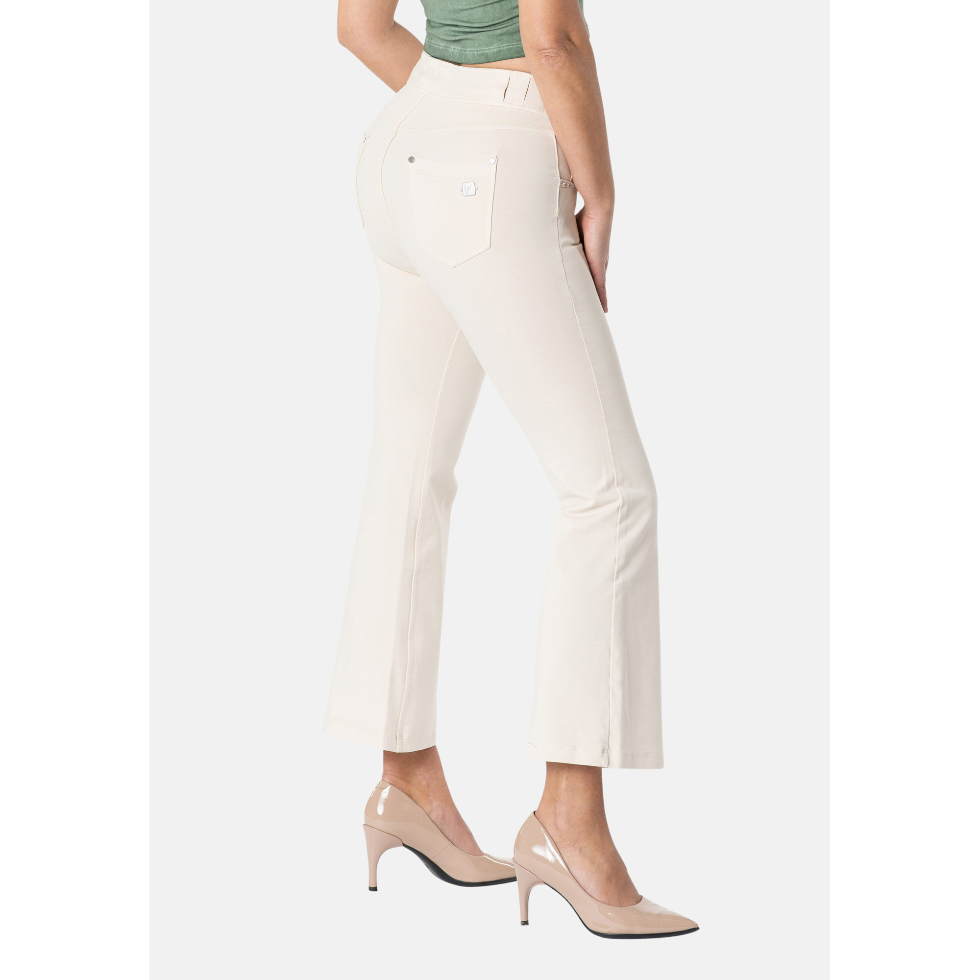 Freddy N.O.W.® Damen Comfort Hose - 7/8 Mid Waist Flare - Garment Dyed - Beige - Z115 Freddy N.O.W.® Damen Comfort Hose - 7/8 Mid Waist Flare - Garment Dyed - Beige - Z115