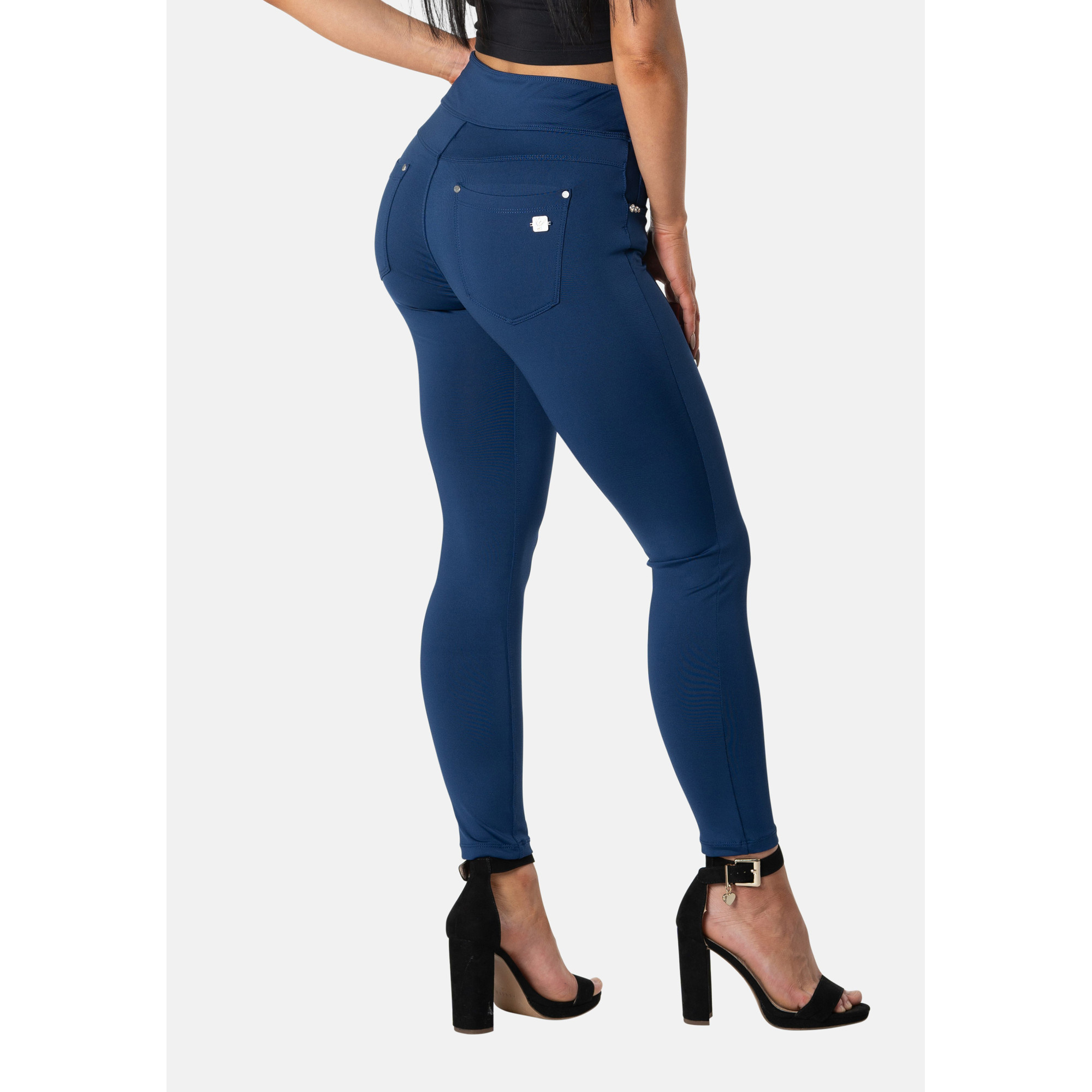 Freddy N.O.W.® Yoga Eco Tech Damen Comfort Hose - 7/8 Mid Waist Super Skinny - Mittelblau Freddy N.O.W.® Yoga Eco Tech Damen Comfort Hose - 7/8 Mid Waist Super Skinny - Mittelblau