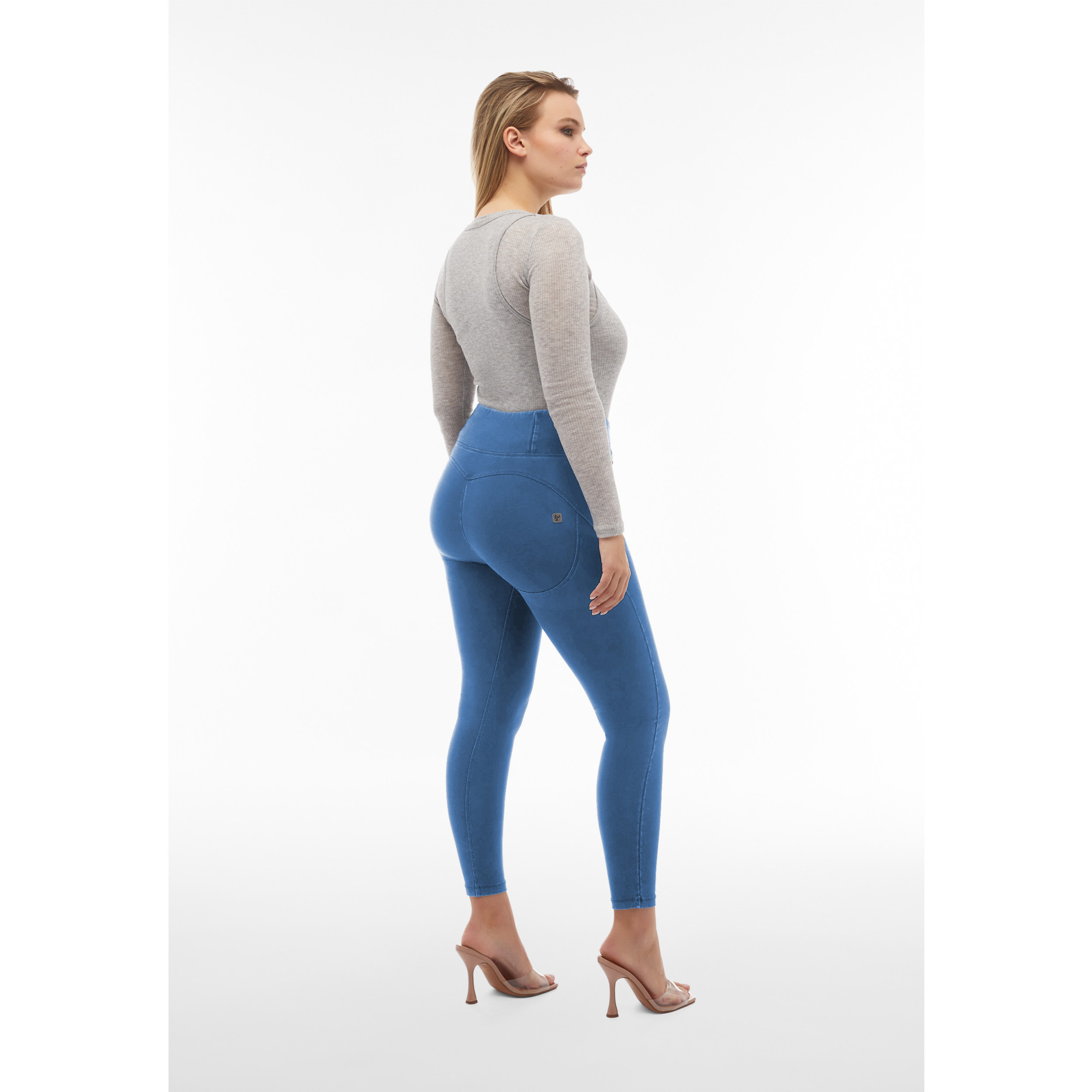 Freddy WR.UP® Core Damen Push-Up Jeans - 7/8 High Waist Super Skinny - Denim hell - Blaue Nähte - J4B Freddy WR.UP® Core Damen Push-Up Jeans - 7/8 High Waist Super Skinny - Denim hell - Blaue Nähte - J4B