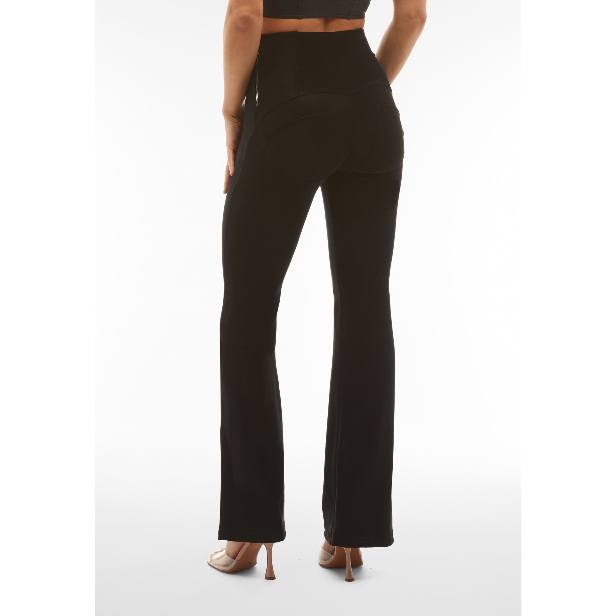 Freddy WR.UP® Vegan Leather Damen Push-Up Lederhose - Super High Waist Flare - Wet Effect - Schwarz Freddy WR.UP® Vegan Leather Damen Push-Up Lederhose - Super High Waist Flare - Wet Effect - Schwarz